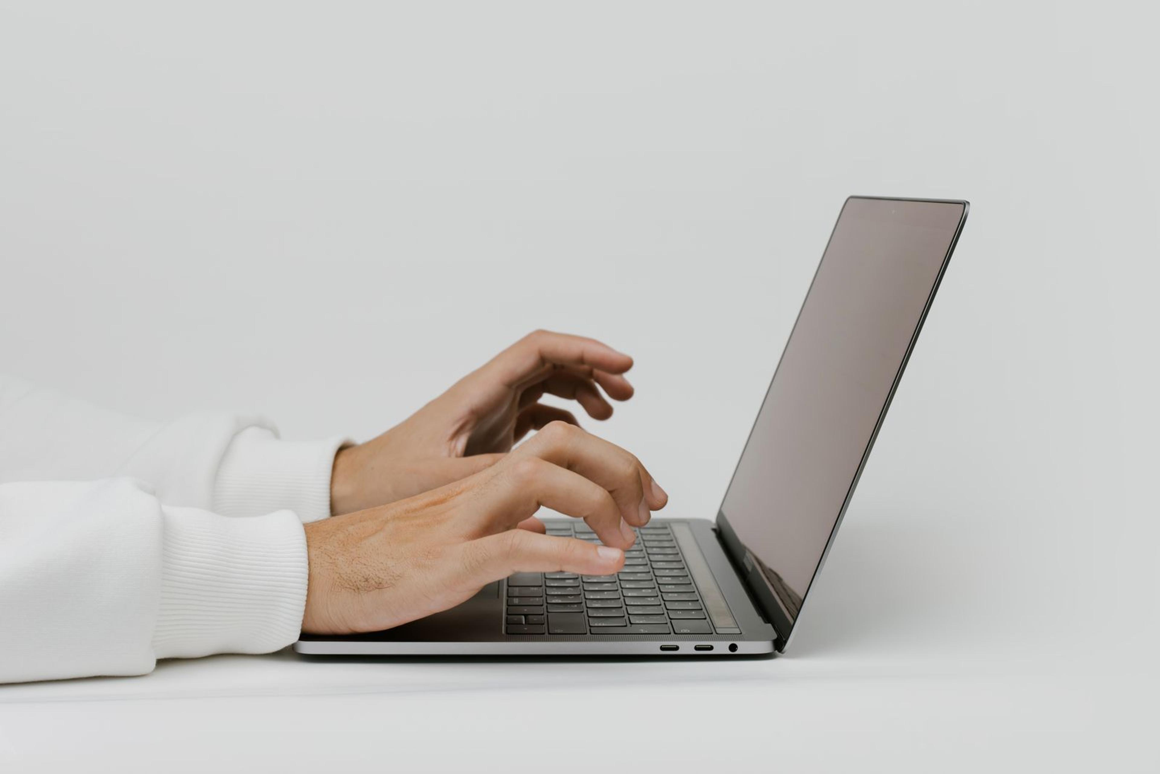 Personne utilisant un logiciel de questionnaire sur un ordinateur portable