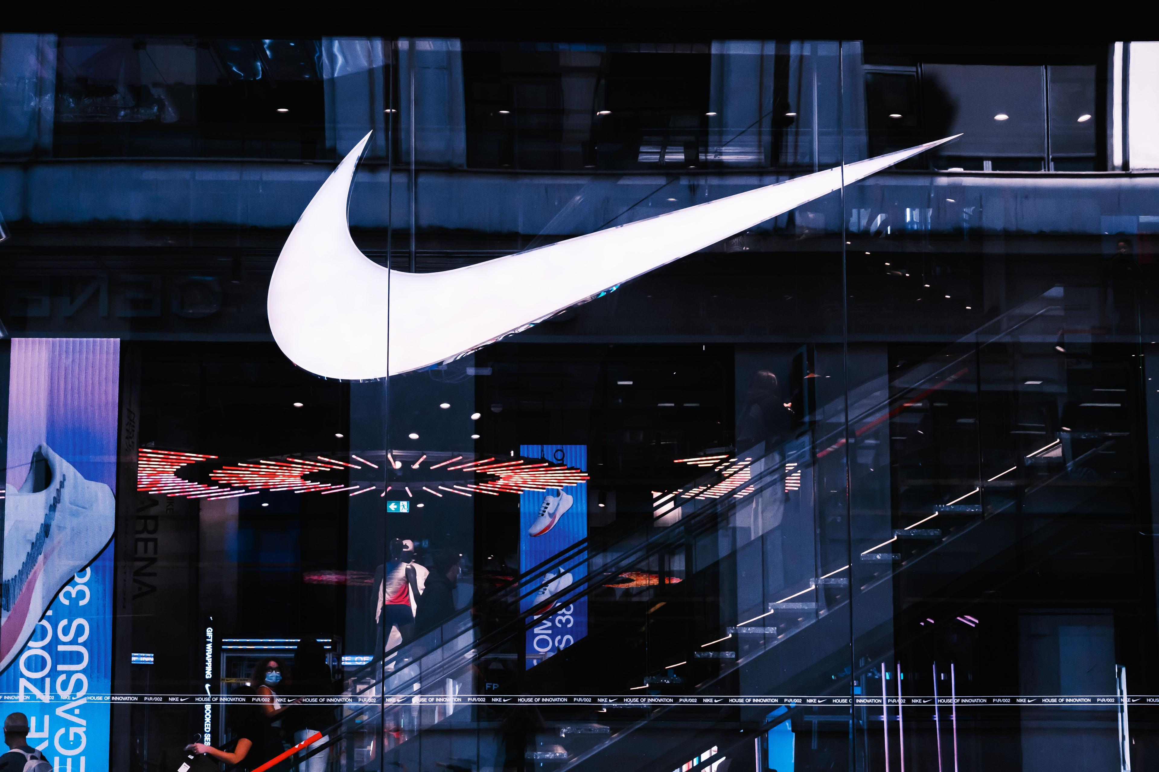 Intérieur lumineux d'un centre commercial et d'une enseigne Nike