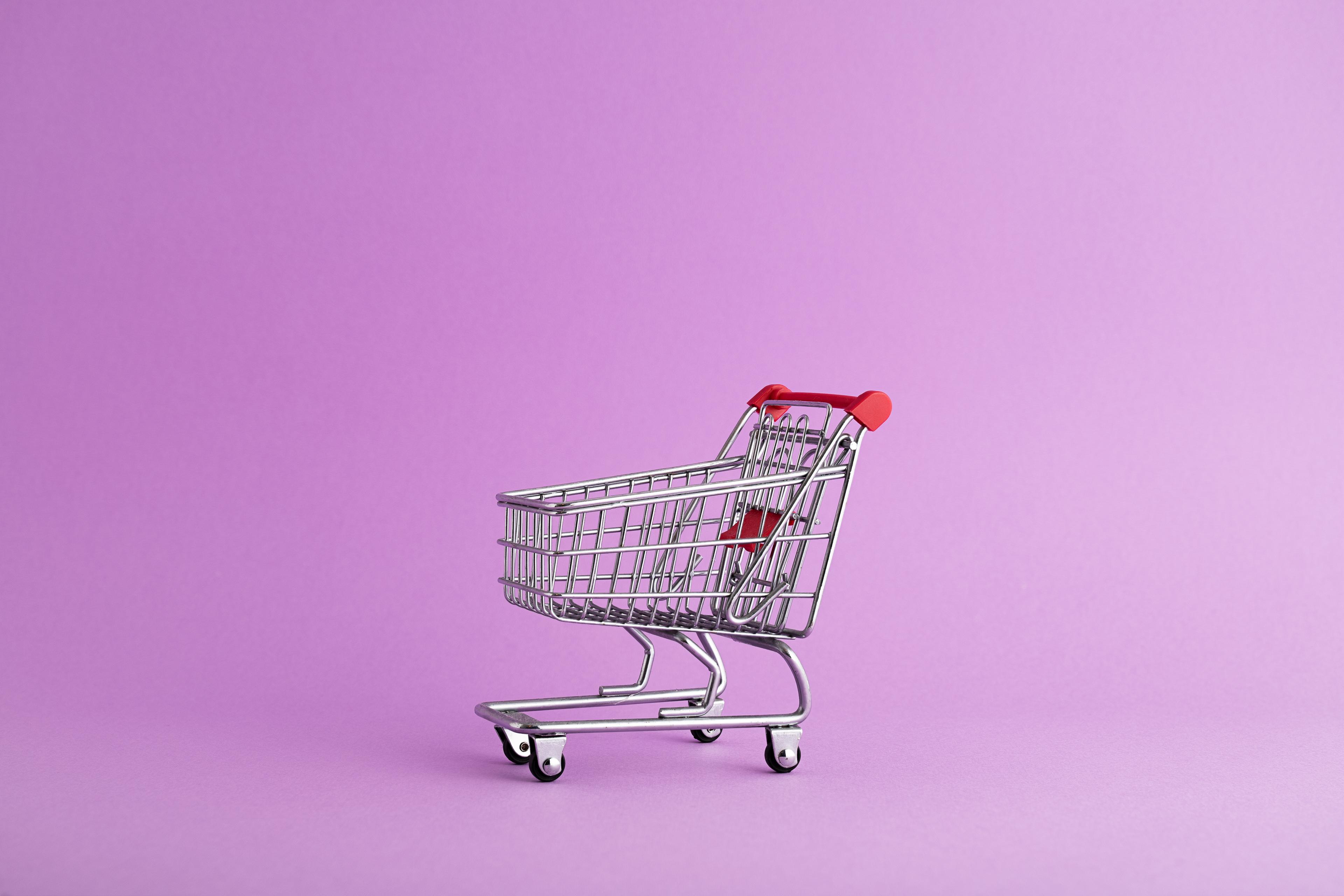 Rangée de chariots dans un magasin de grande distribution