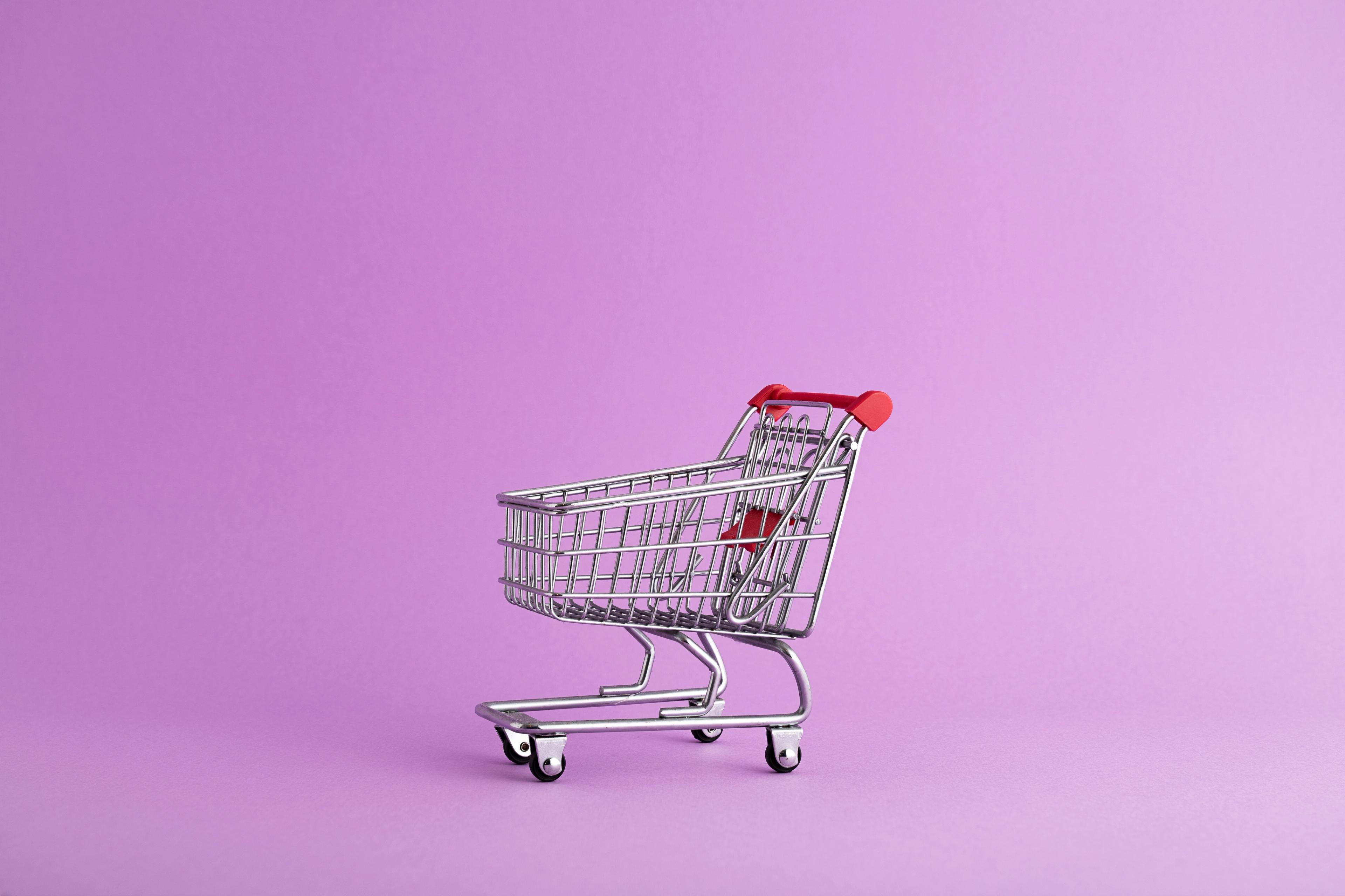 Rangée de chariots dans un magasin de grande distribution