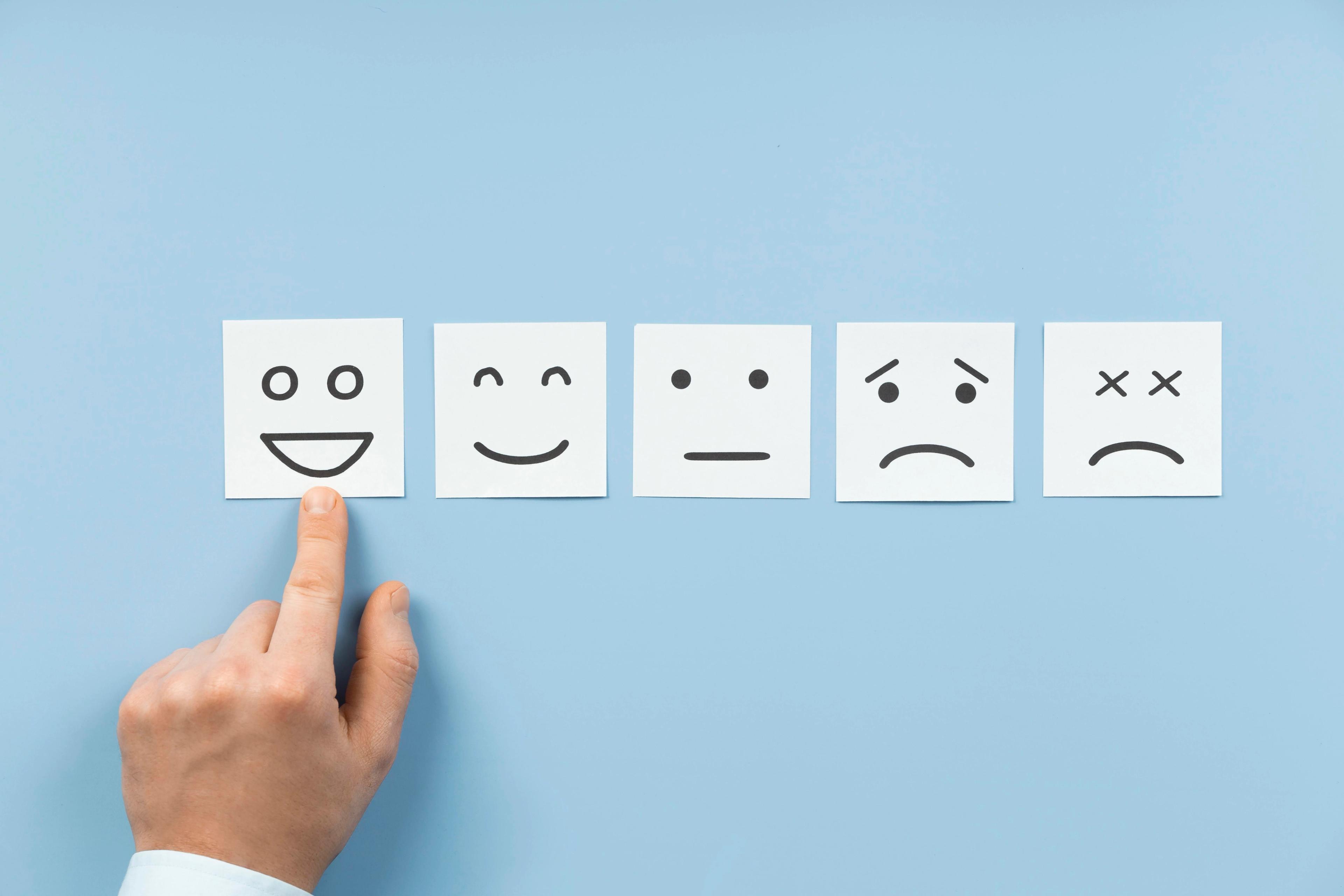Personne remplissant une enquête de satisfaction sur un smartphone