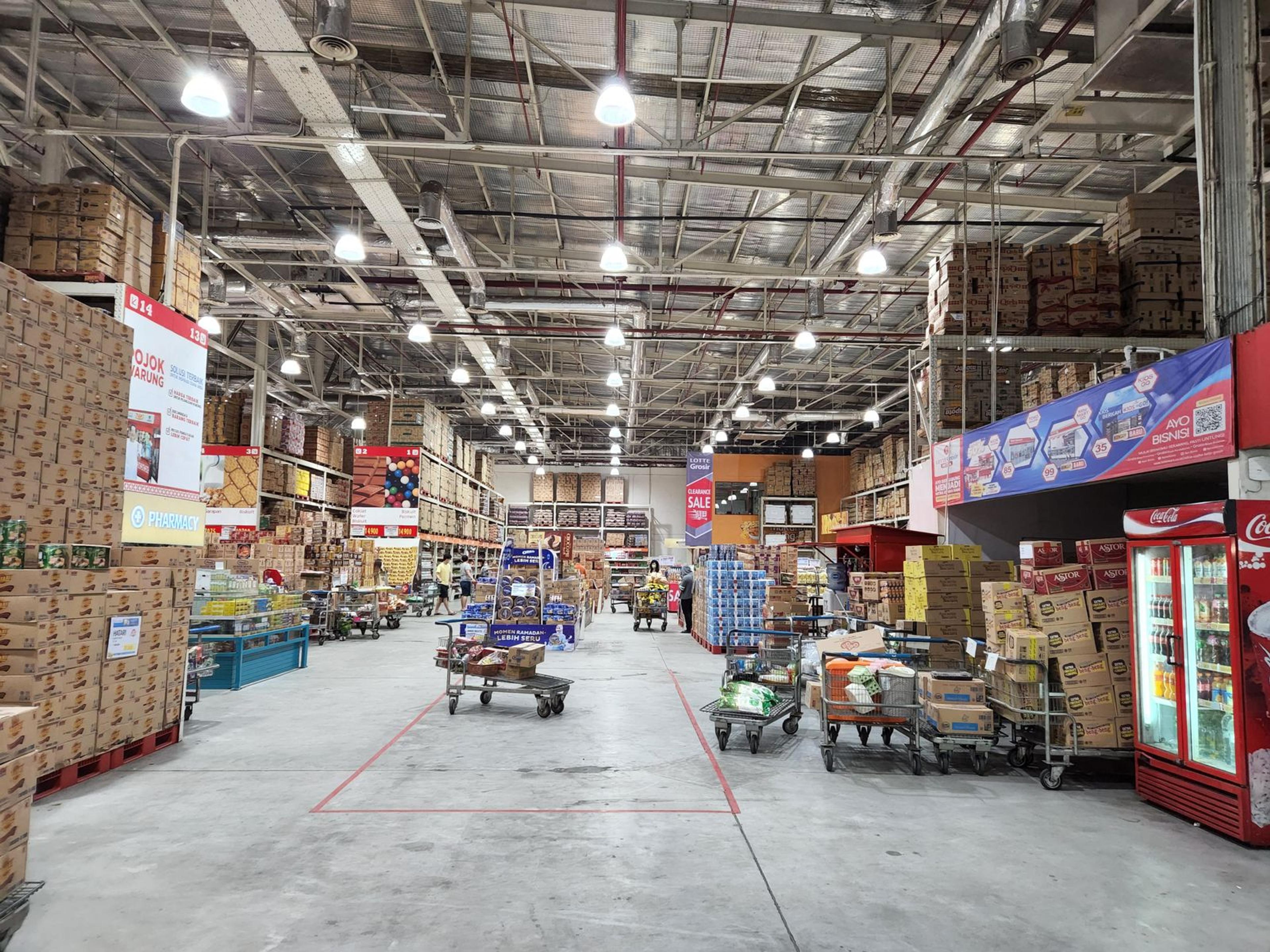 Allées et rayons d'un grand supermarché