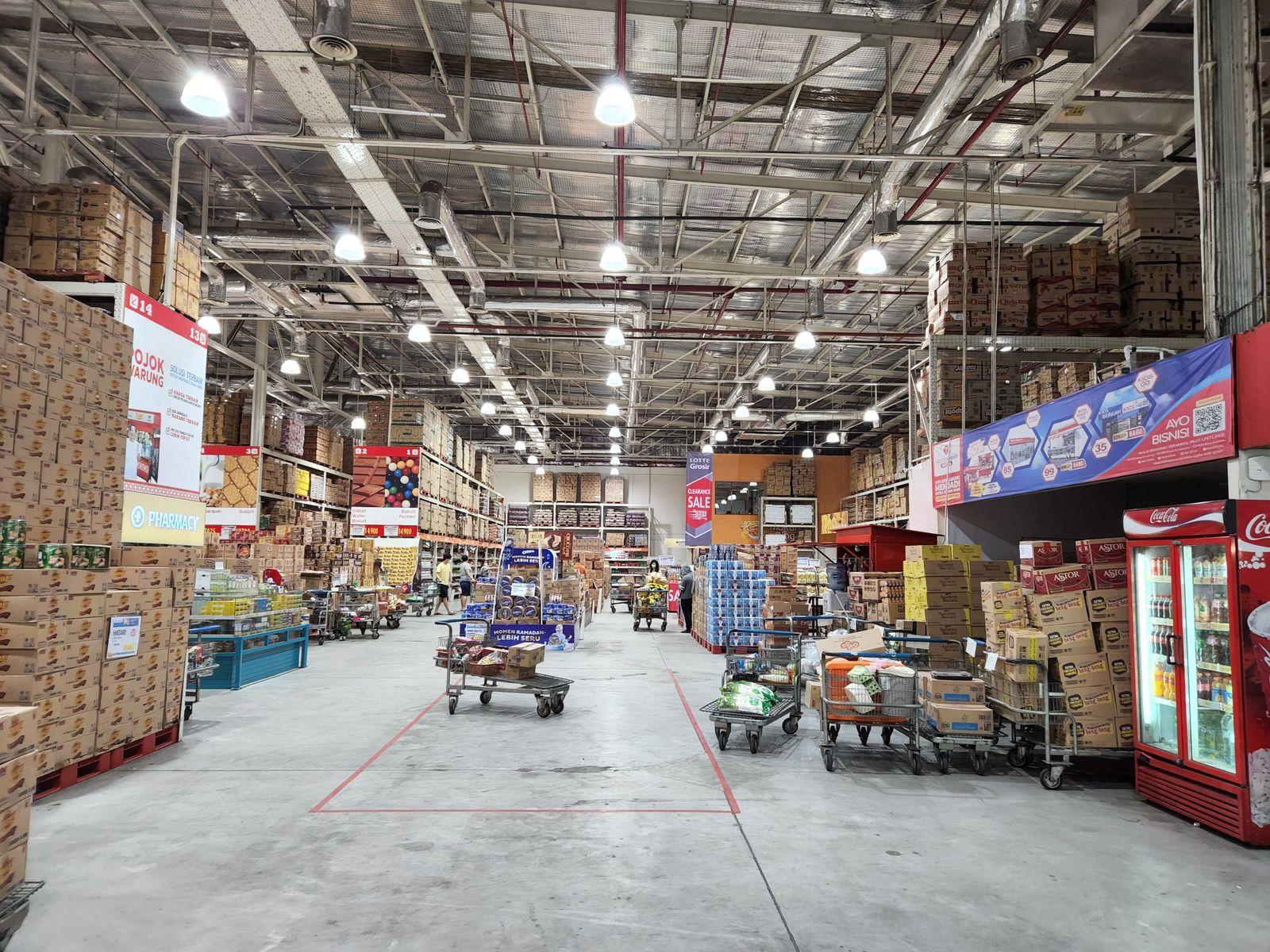Allées et rayons d'un grand supermarché