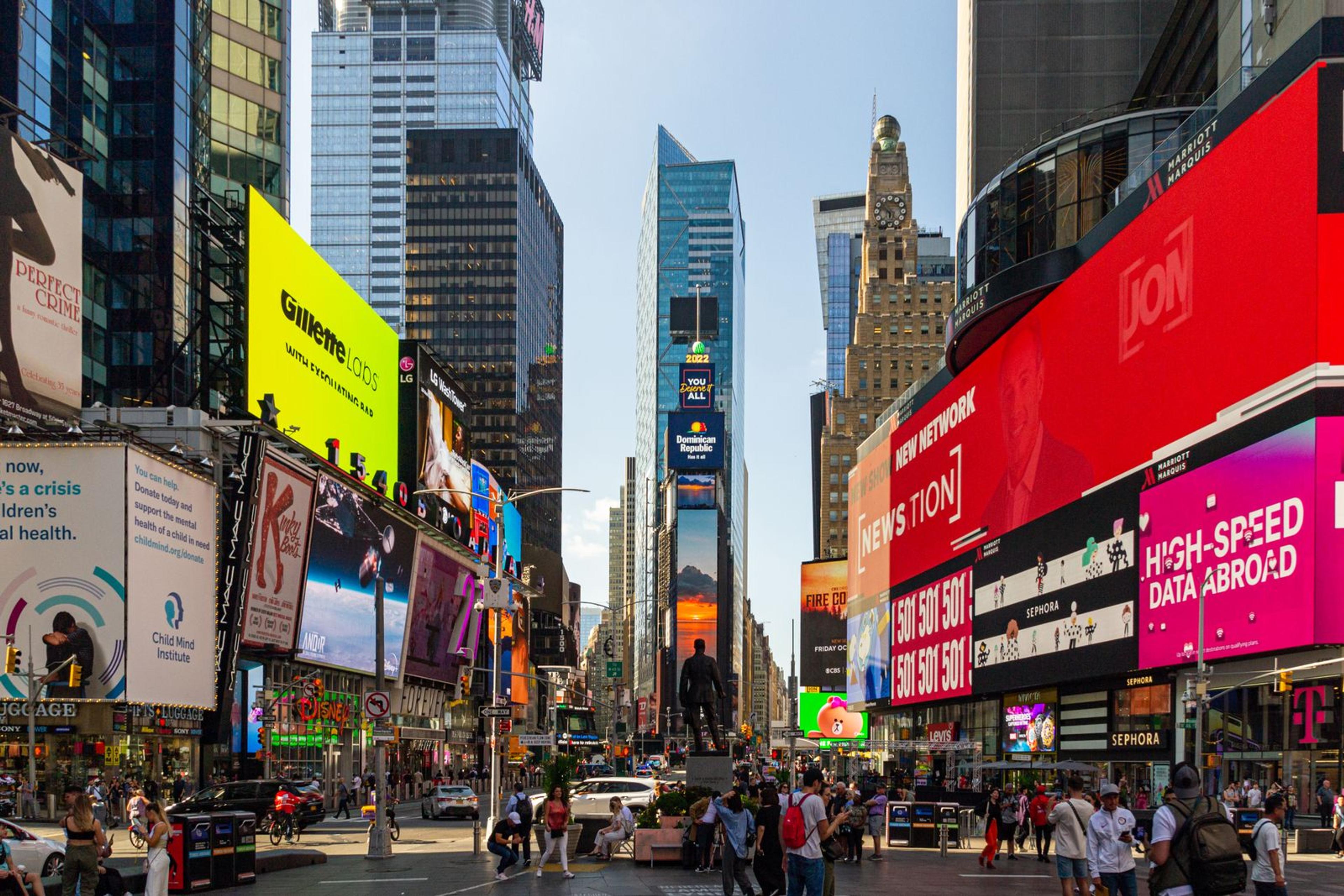Écrans publicitaires et panneaux d'affichage lumineux en ville