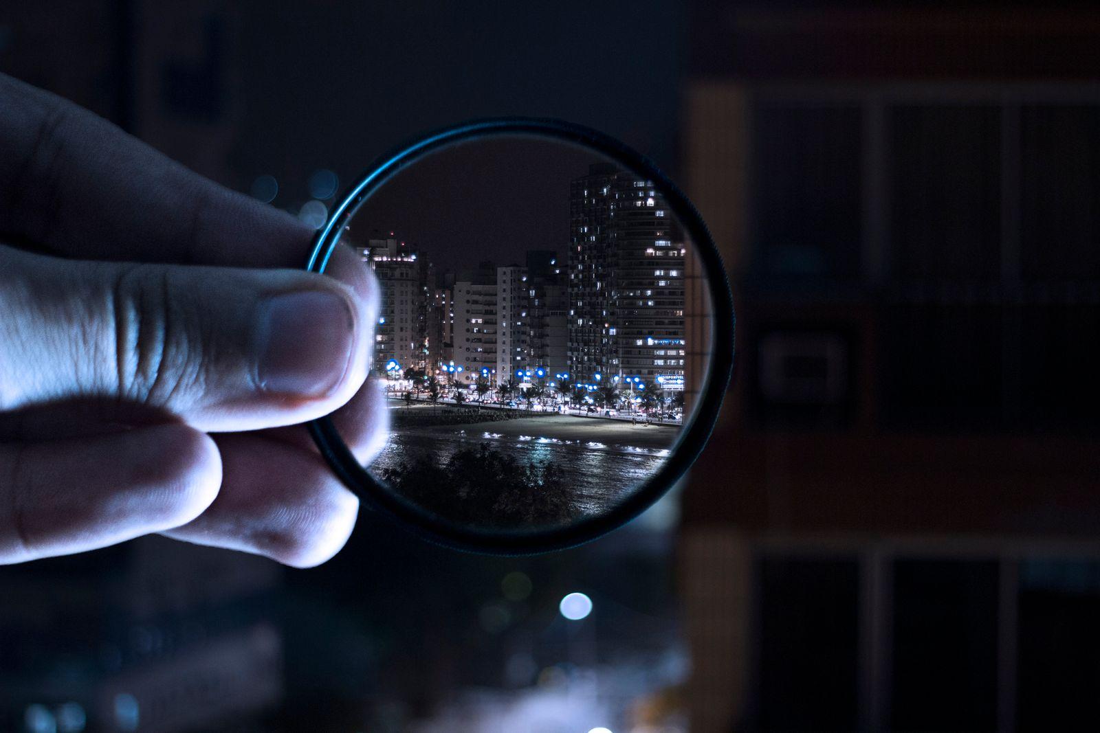 Loupe posée sur des documents, image du filtrage des répondants