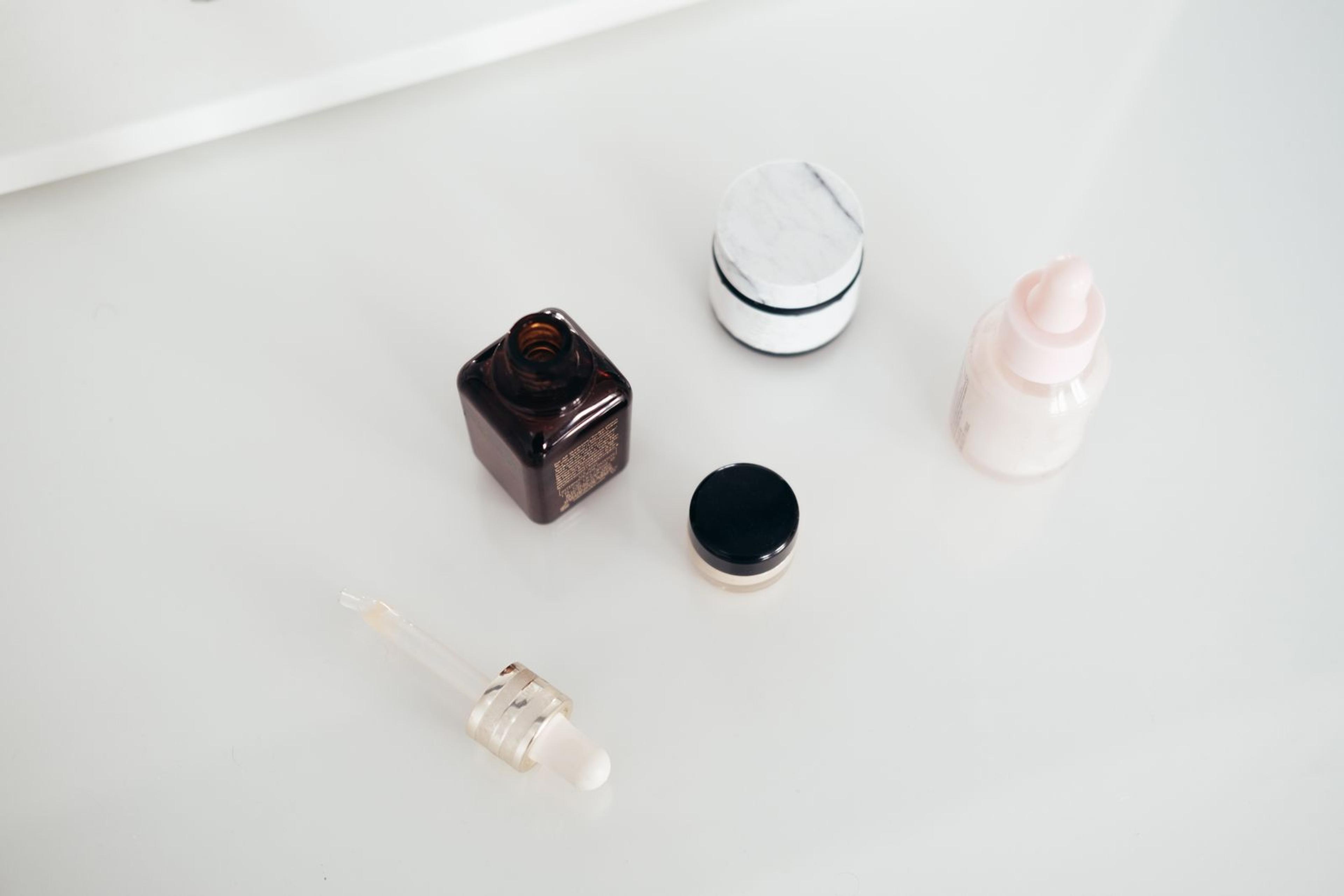 Produits cosmétiques et de soin disposés sur une surface claire
