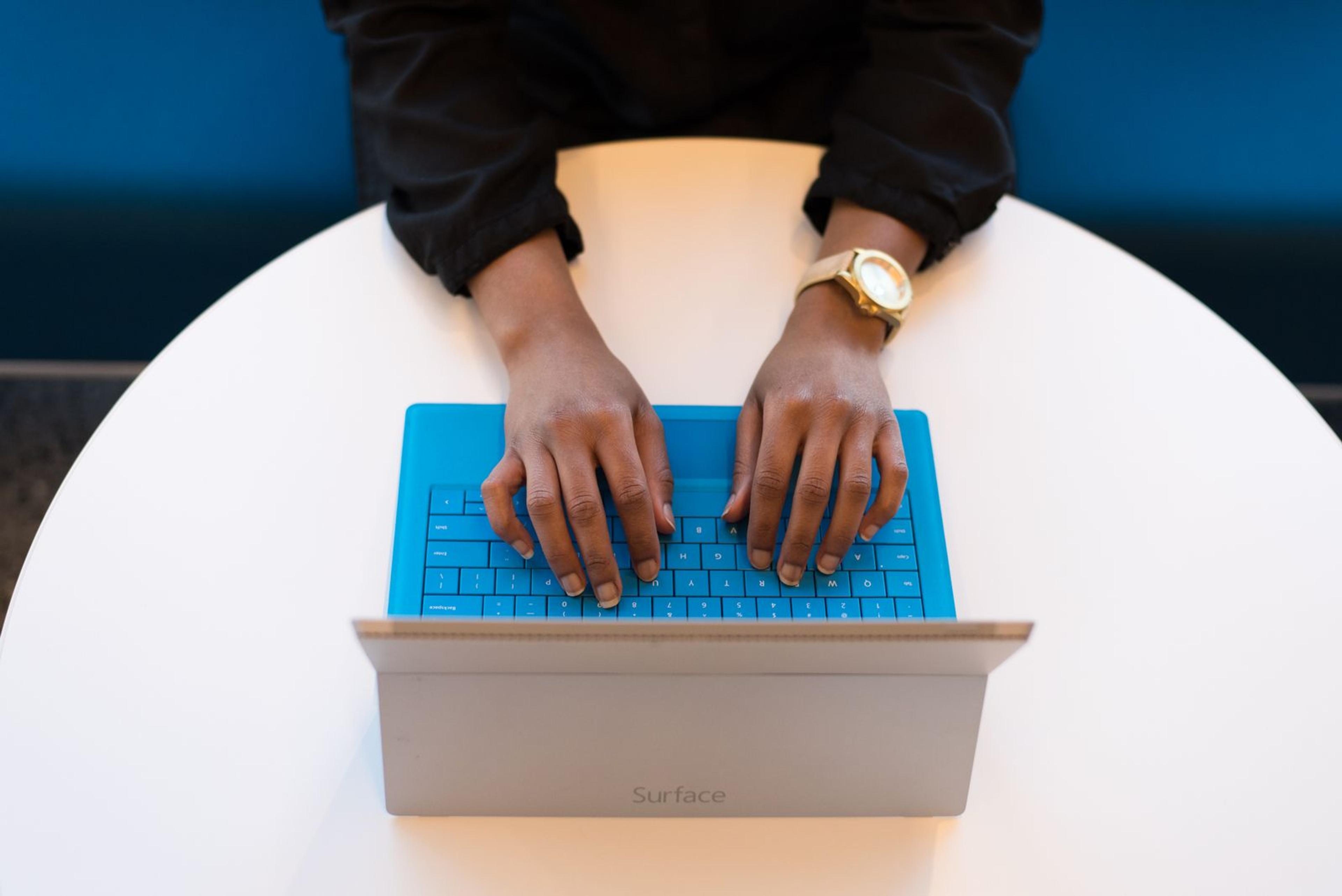 Personne créant un sondage en ligne sur un ordinateur portable