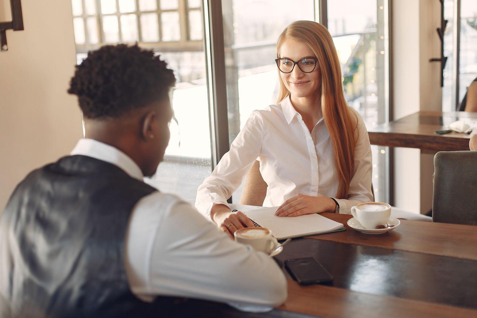 Un entretien individuel entre deux personnes dans un bureau