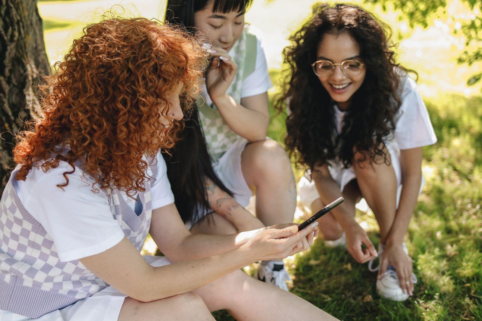 Jeunes consommateurs de la Gen Z regardant un smartphone ensemble