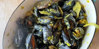 RECIPE Mussels with leeks, cider and curry