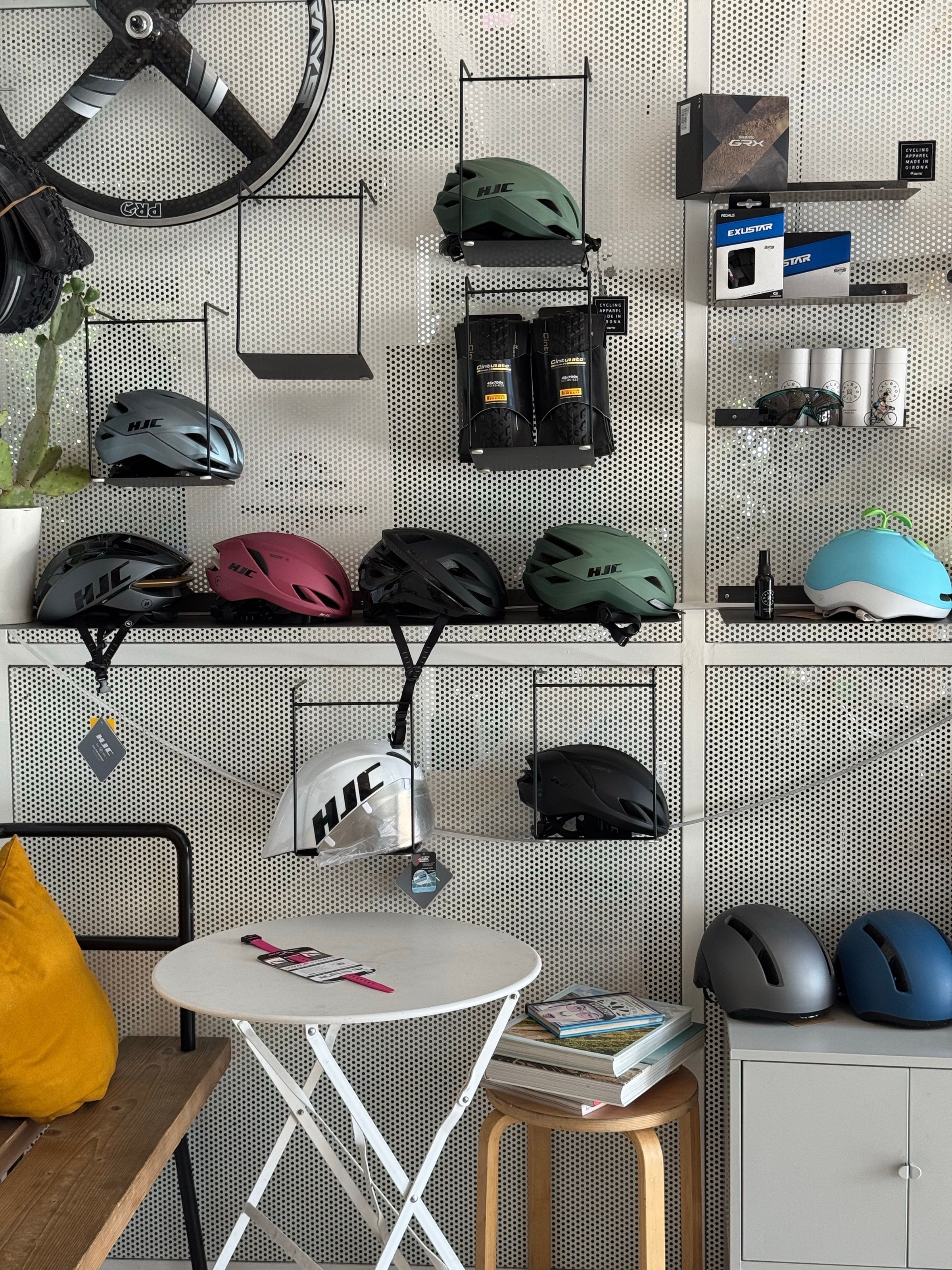 Cykelhjälmar uppradade på väggen i en cykelbutik.