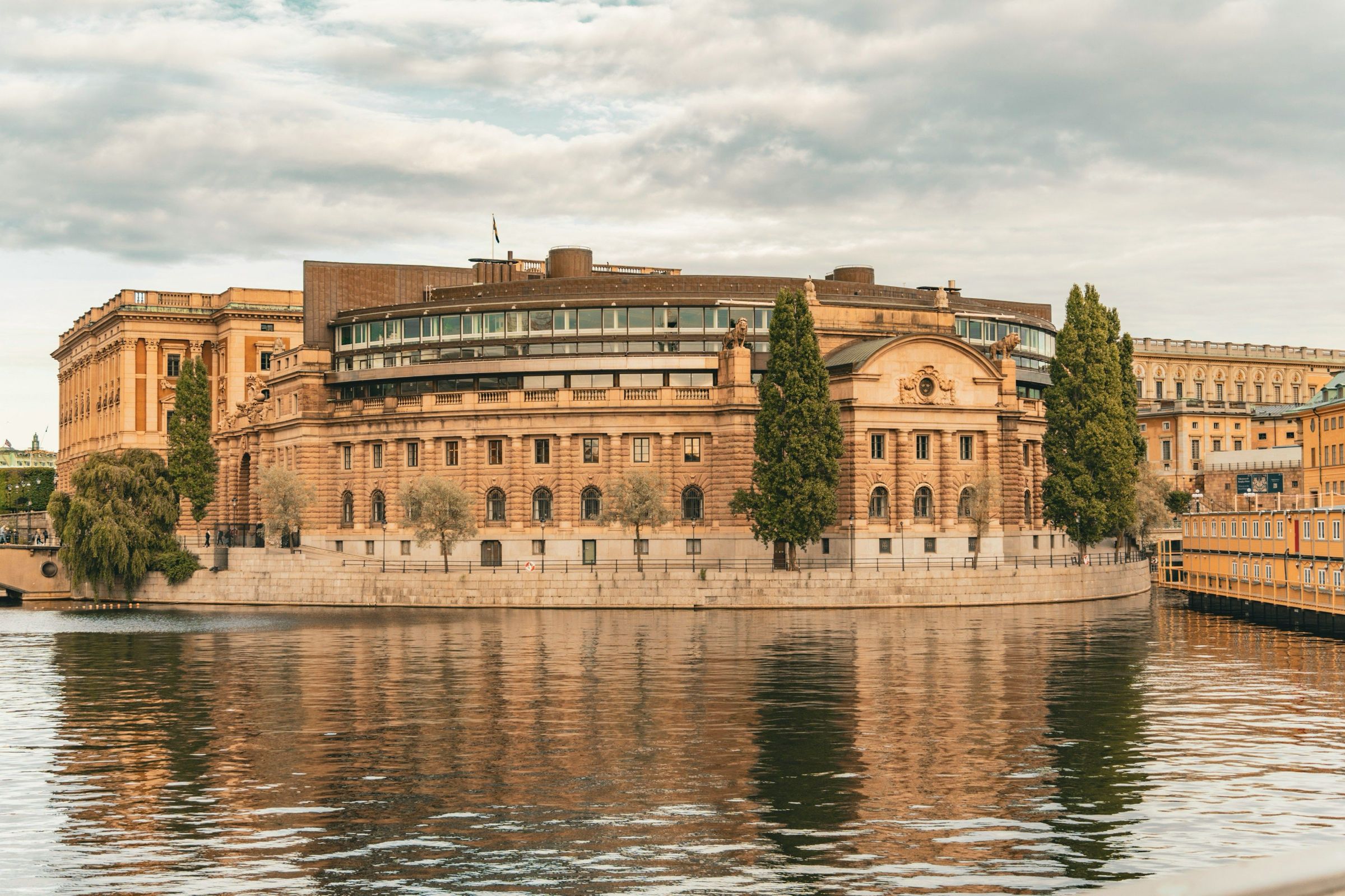 Riksdagshuset i Stockholm speglat i vattnet.