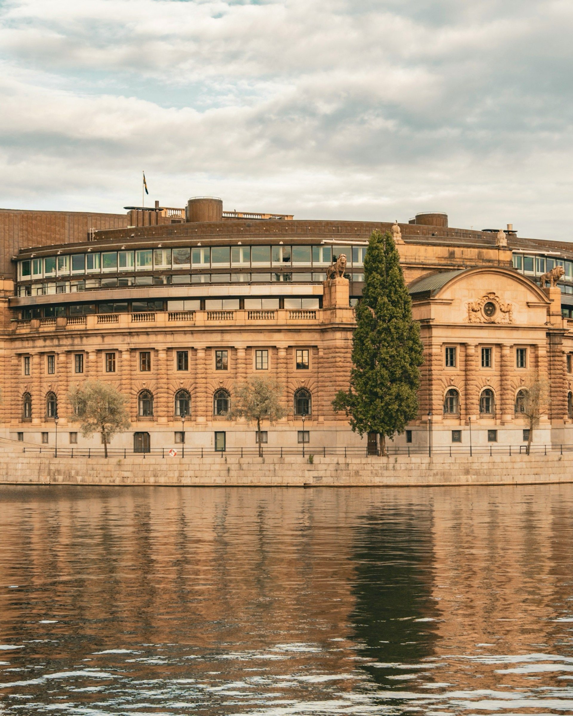 Riksdagshuset i Stockholm speglat i vattnet.