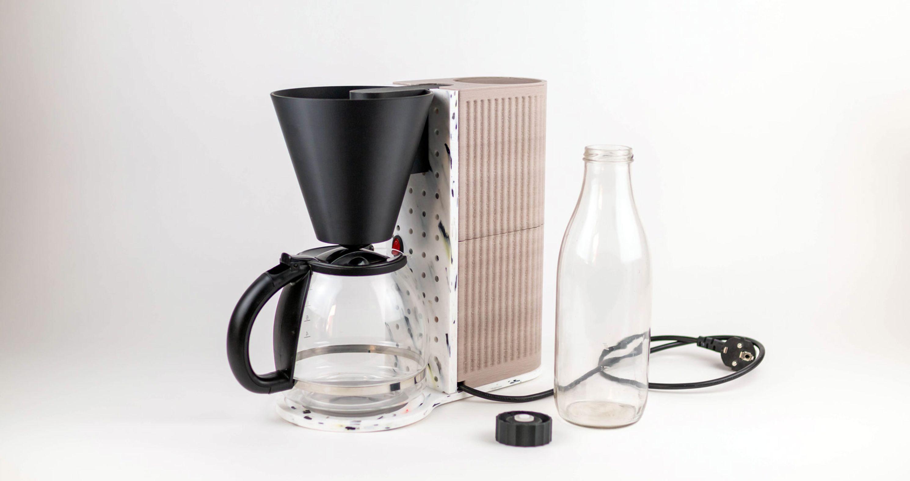 Agence design produit Lyon Montpellier expert en circularité photo shooting cafetière DEEE