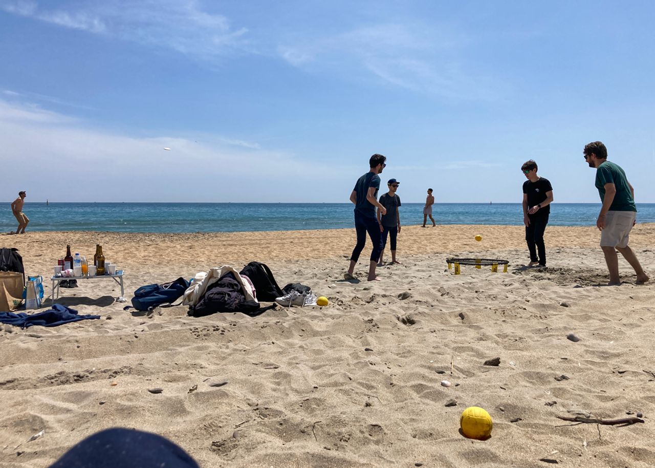 Equipe qui joue au spikeball