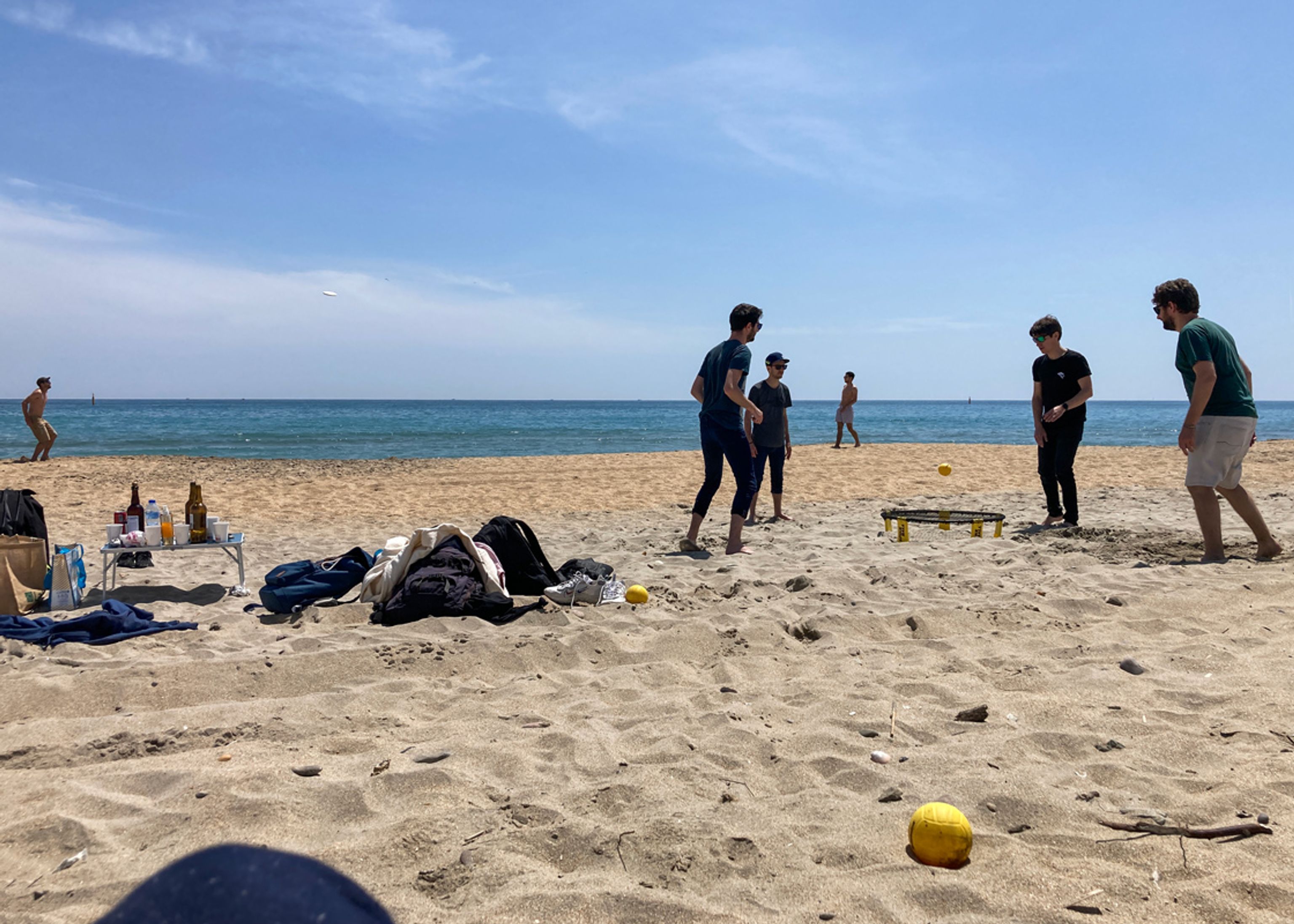Equipe qui joue au spikeball