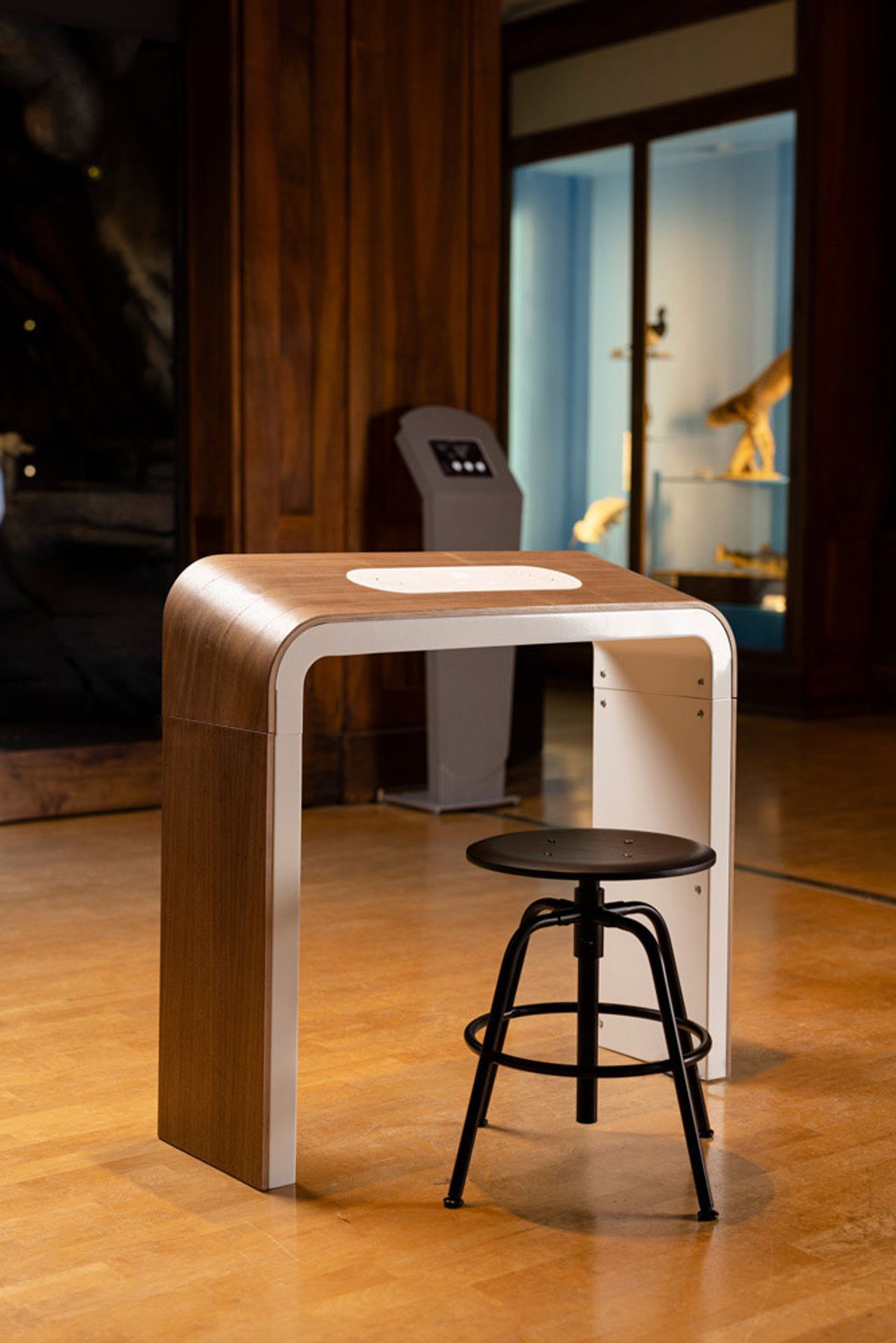 Product design studio Lyon France expert in educational technology product presentation Losonnante table