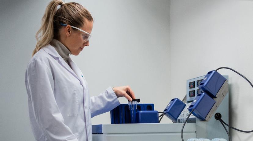 A scinetist removing a sample from the Crystalbreeder by Technobis Crystallization Systems