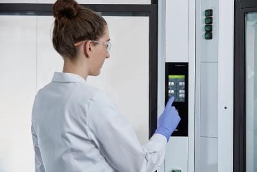 Safe fume cupboard control with the new fume cupboard electronics from Köttermann.