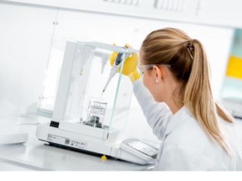 Image of a laboratory scientist using a pipette according to ISO 8655:2022 guidelines 