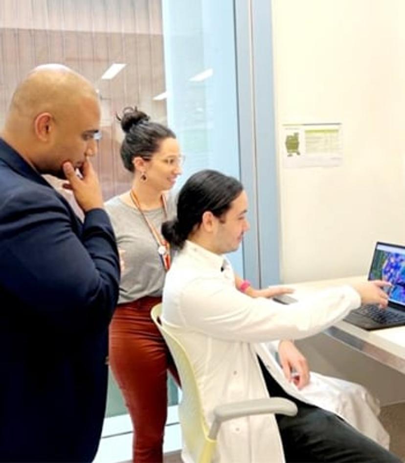 Dr. Arutha Kulasinghe with his colleagues in the lab