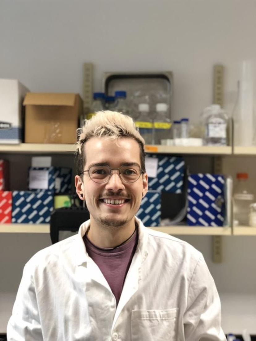 A photo of Nick Buitrago-Pocasangre in the lab