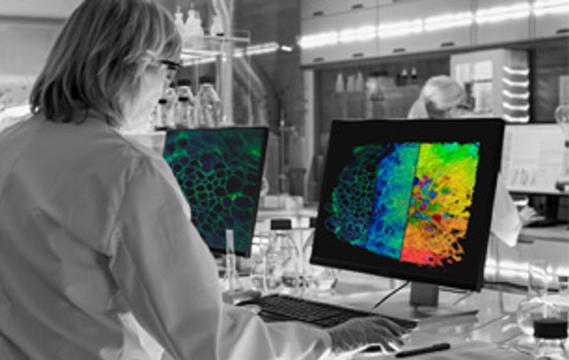 Scientist using the 2D-5D software platform from Thermo Fisher Scientific