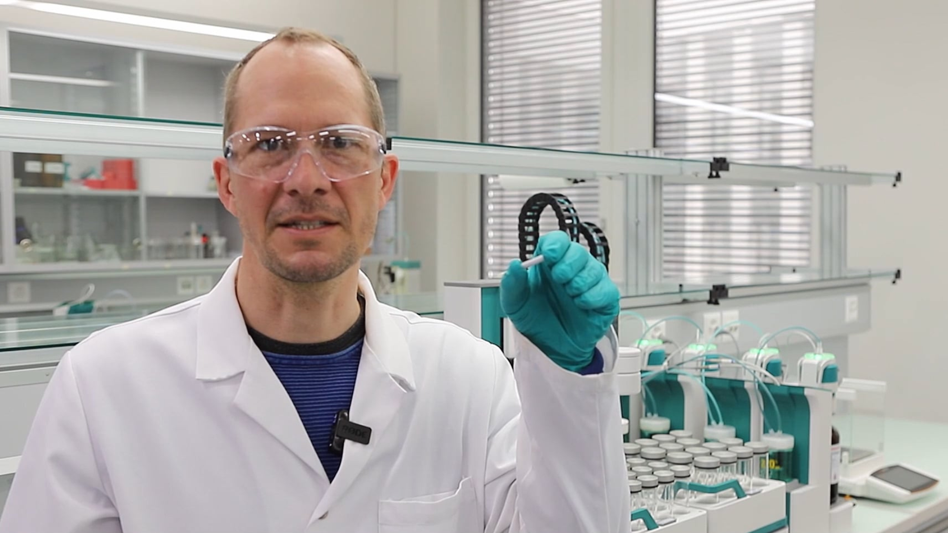Automated sample analysis with the OMNIS Titrator Automated sample analysis with the OMNIS Titrator