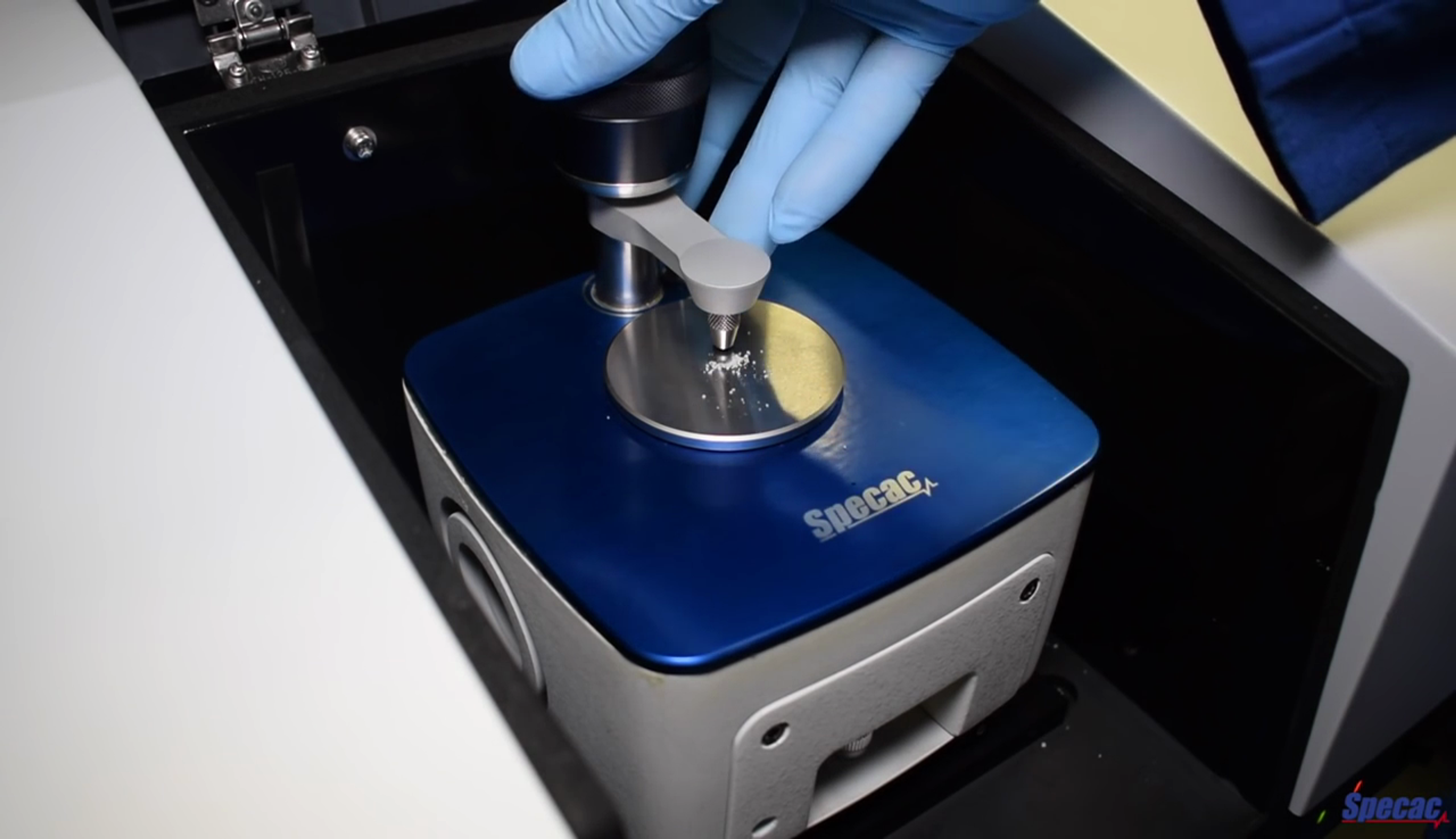 Demonstration of the Quest ATR Analysis Accessory Demonstration of the Quest ATR Analysis Accessory