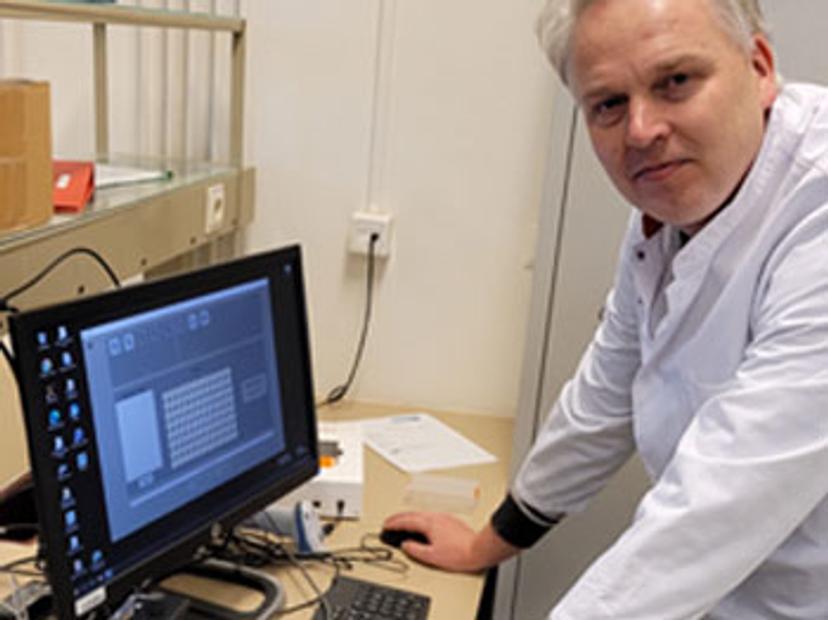 Rob van Andel, lab automation specialist at VUMC using the Mohawk semi-automated tube picker
