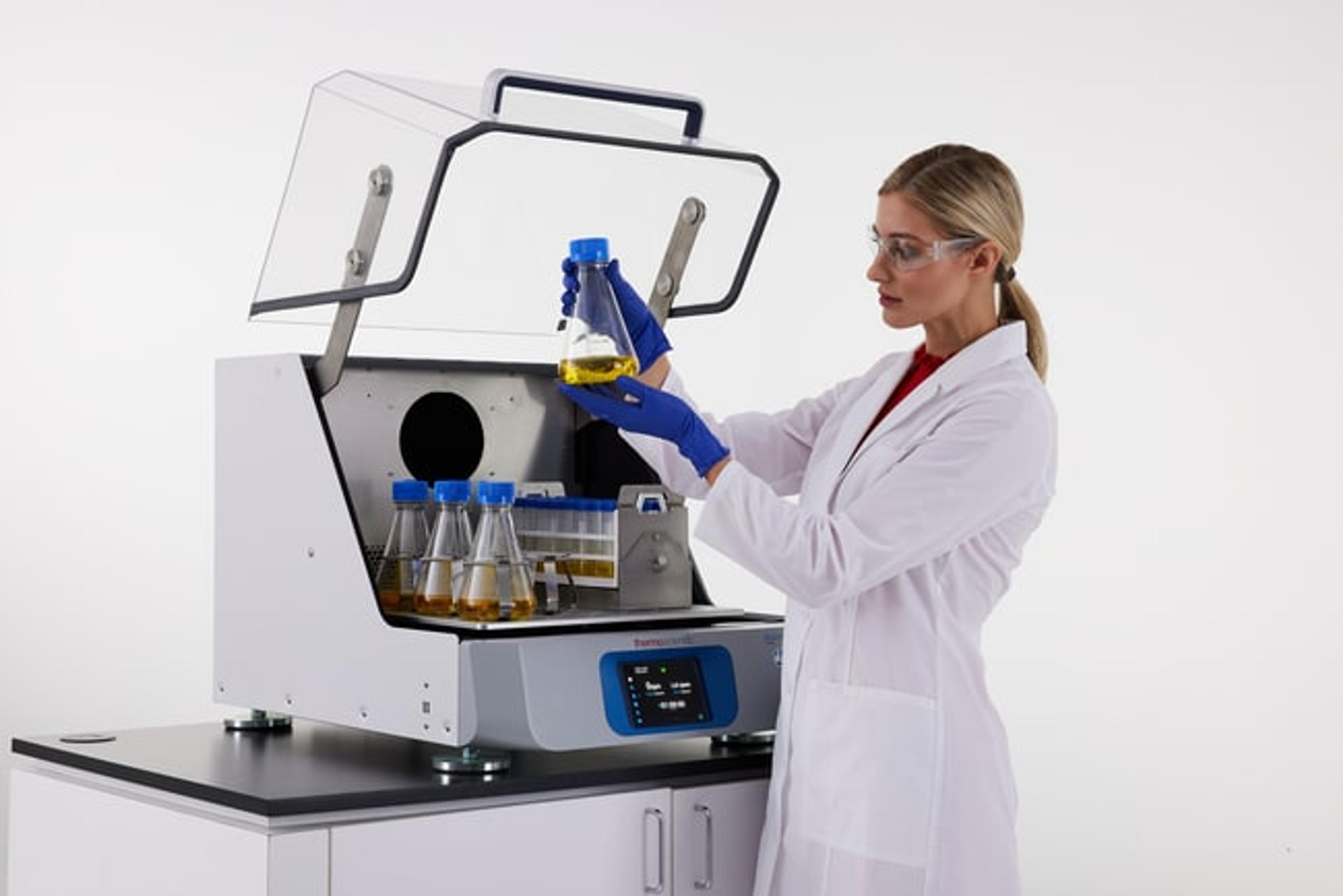 Thermo Scientific™ Solaris™ 4000 I Large Incubated Benchtop Orbital Shaker - Thermo Fisher Scientific - General Lab