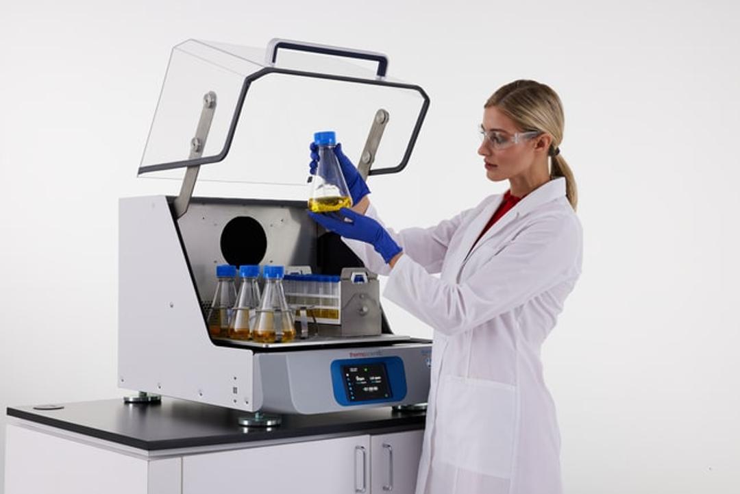 Thermo Scientific™ Solaris™ 4000 I Large Incubated Benchtop Orbital Shaker - Thermo Fisher Scientific - General Lab