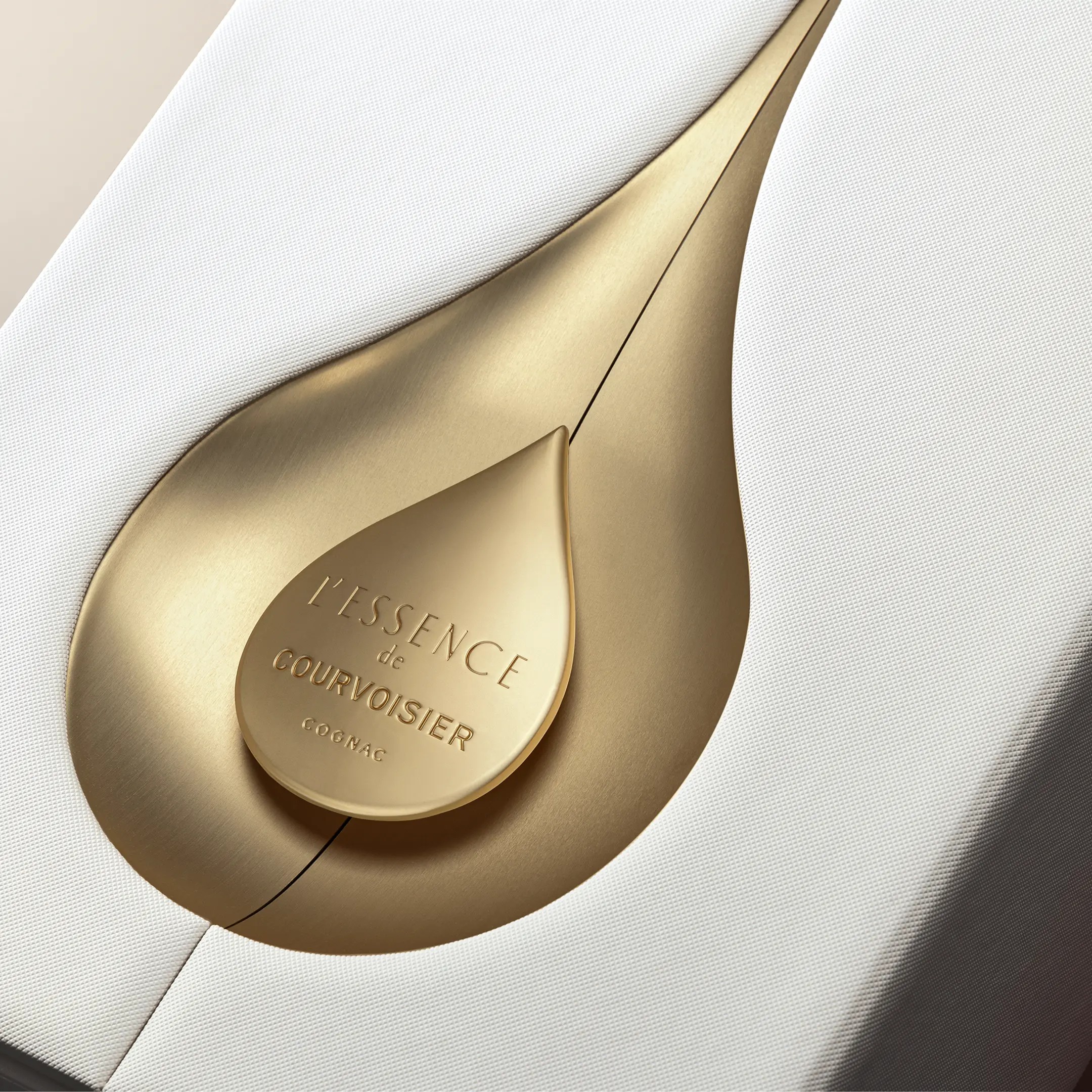 Courvoisier L'escence pack close up