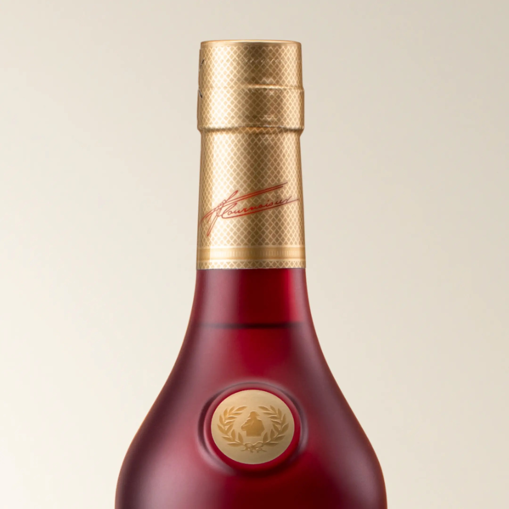 Courvoisier Rouge Luxe bottle close up top