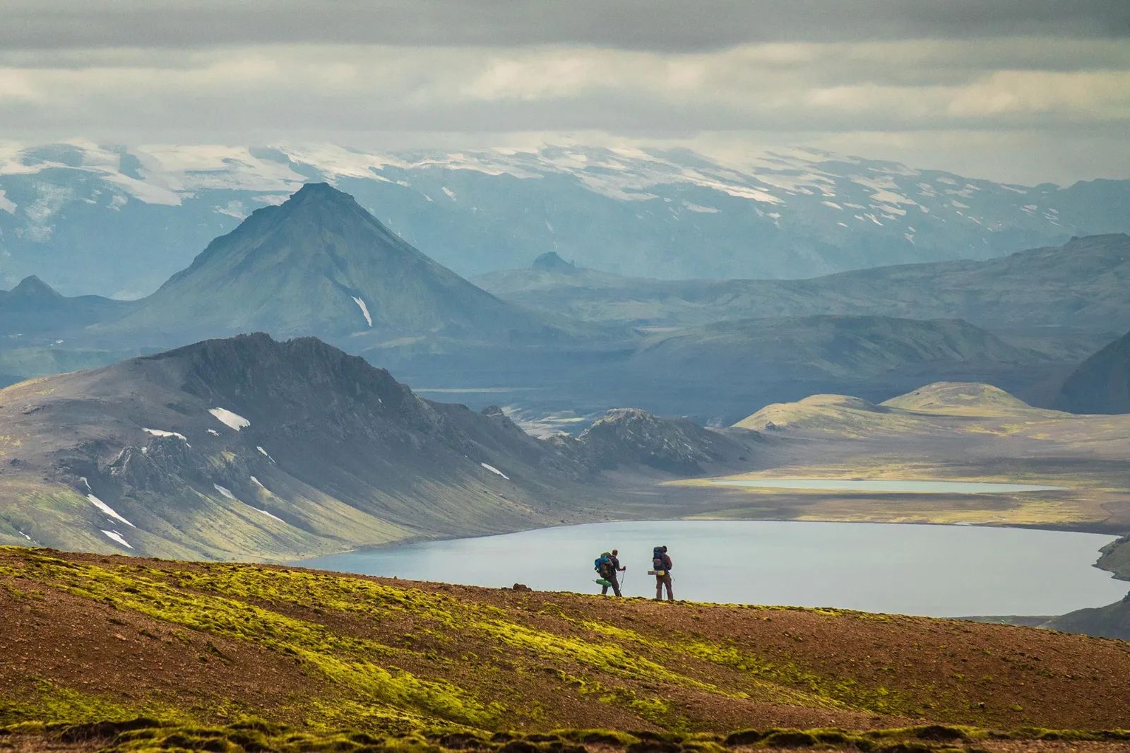 Laugavegur - group hiking with mountain and lake view