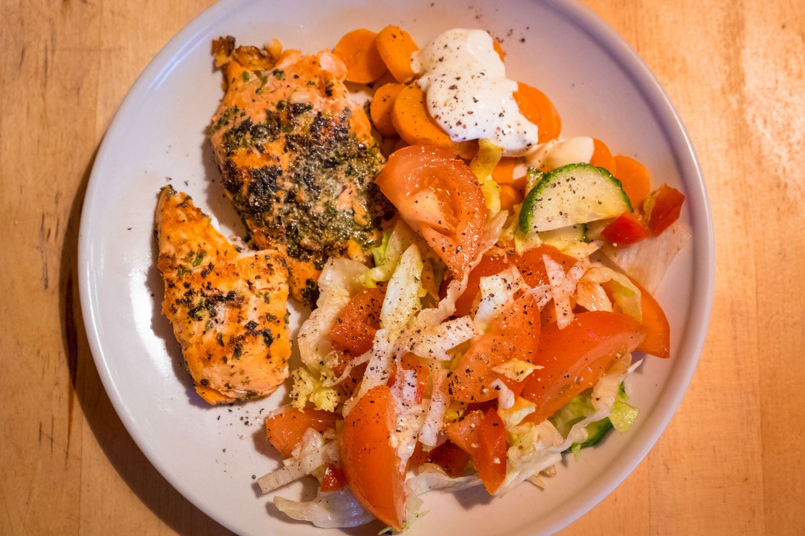 Grilled salmon with vegetable salad plate