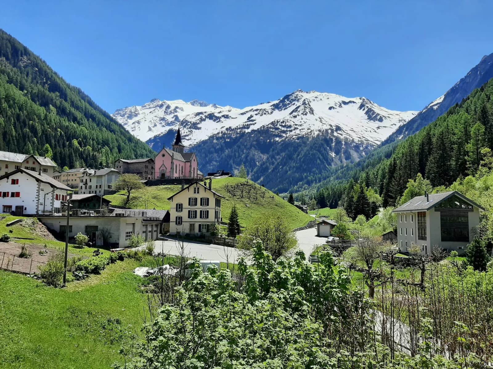 Tour du Mont Blanc - La Grande Ourse Hotel - town