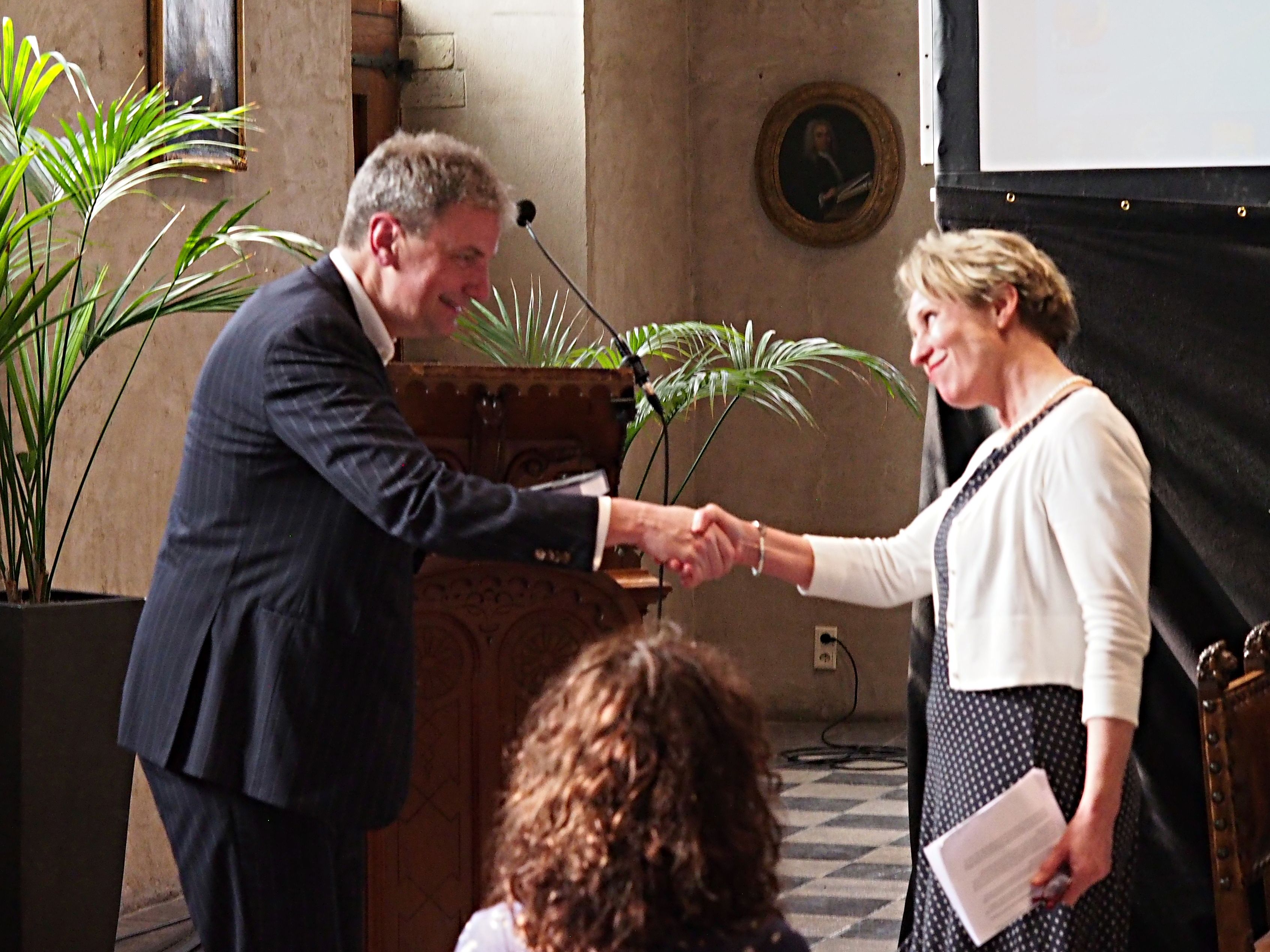 overhandiging eerste exemplaar aan Judith Koelemeijer 1