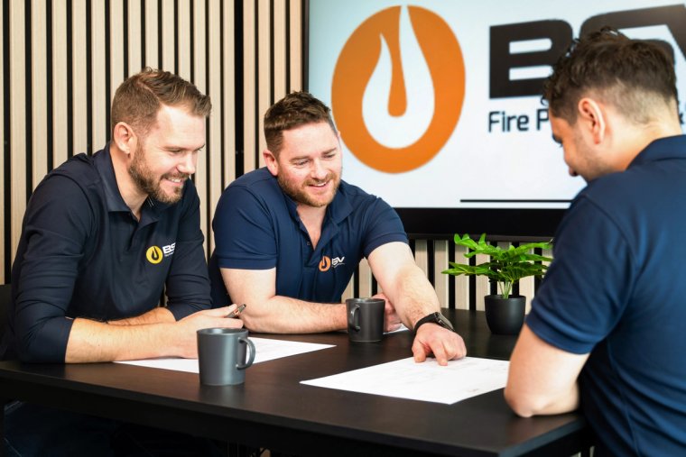 Ansatte i møte på kontoret