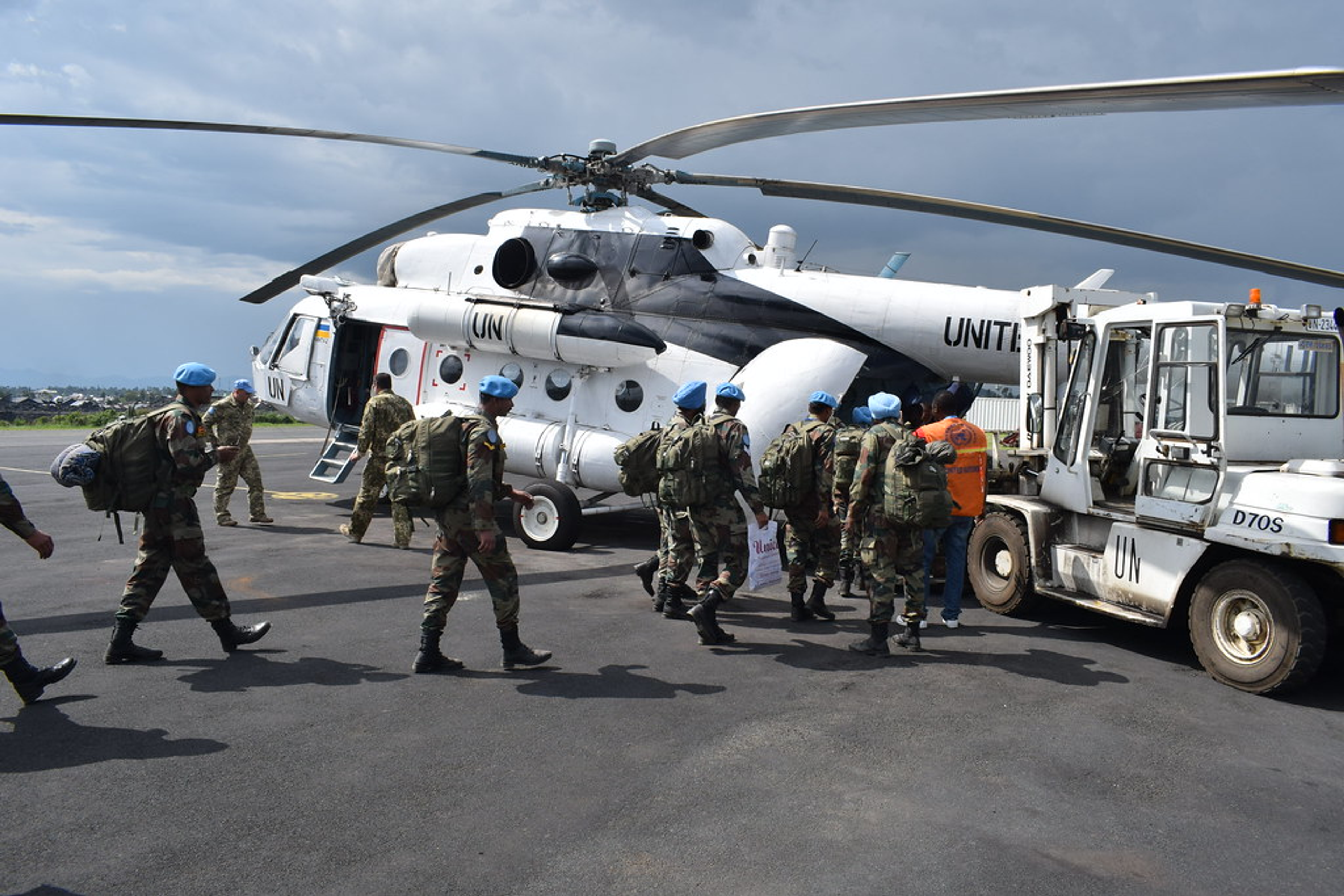 Des casques bleus de l'ONU montent à bord d'un hélicoptère dans l'est du Congo.
