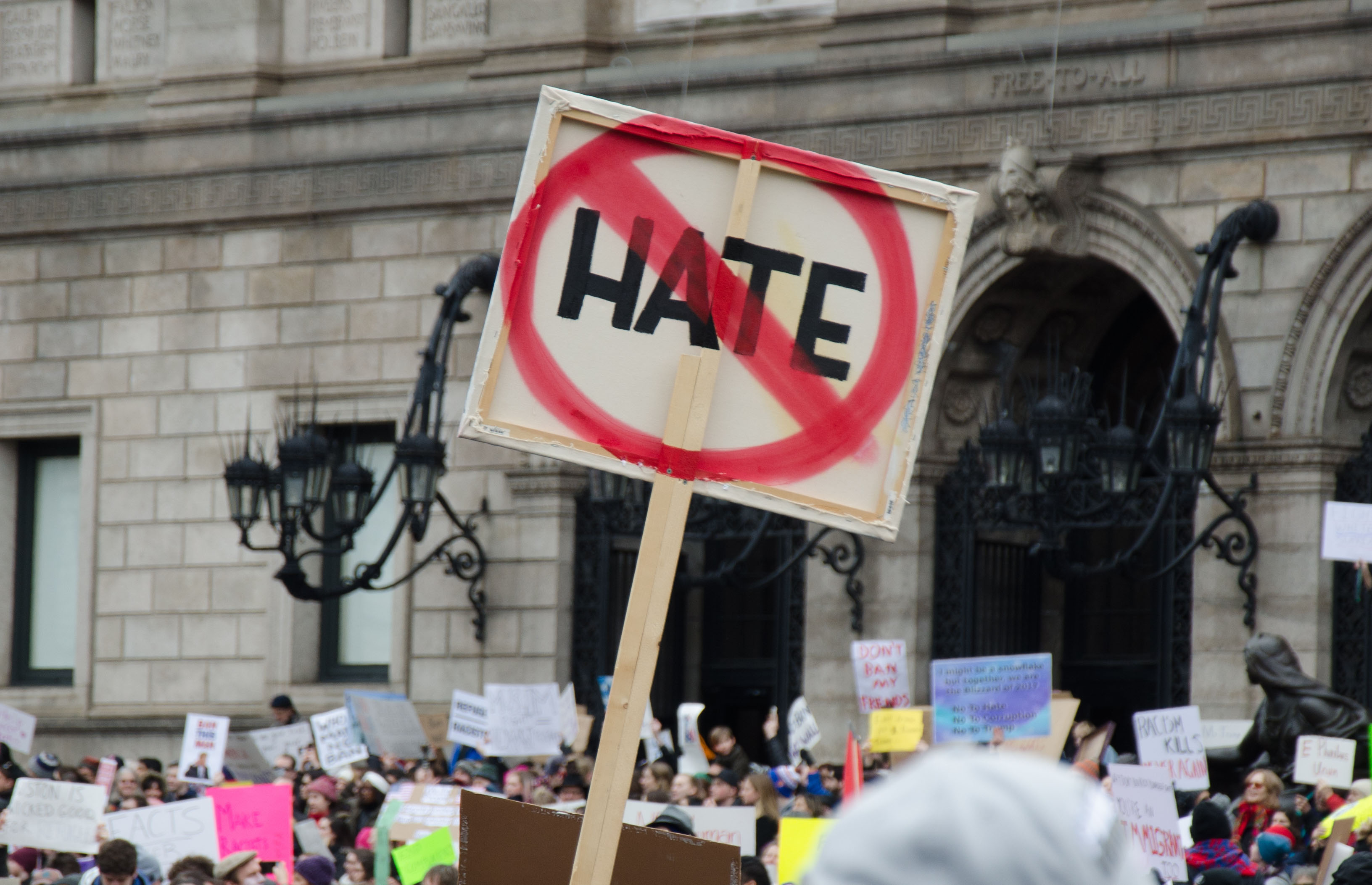 Des néo-nazis résurgents défilent contre le multiculturalisme dans la capitale suédoise
