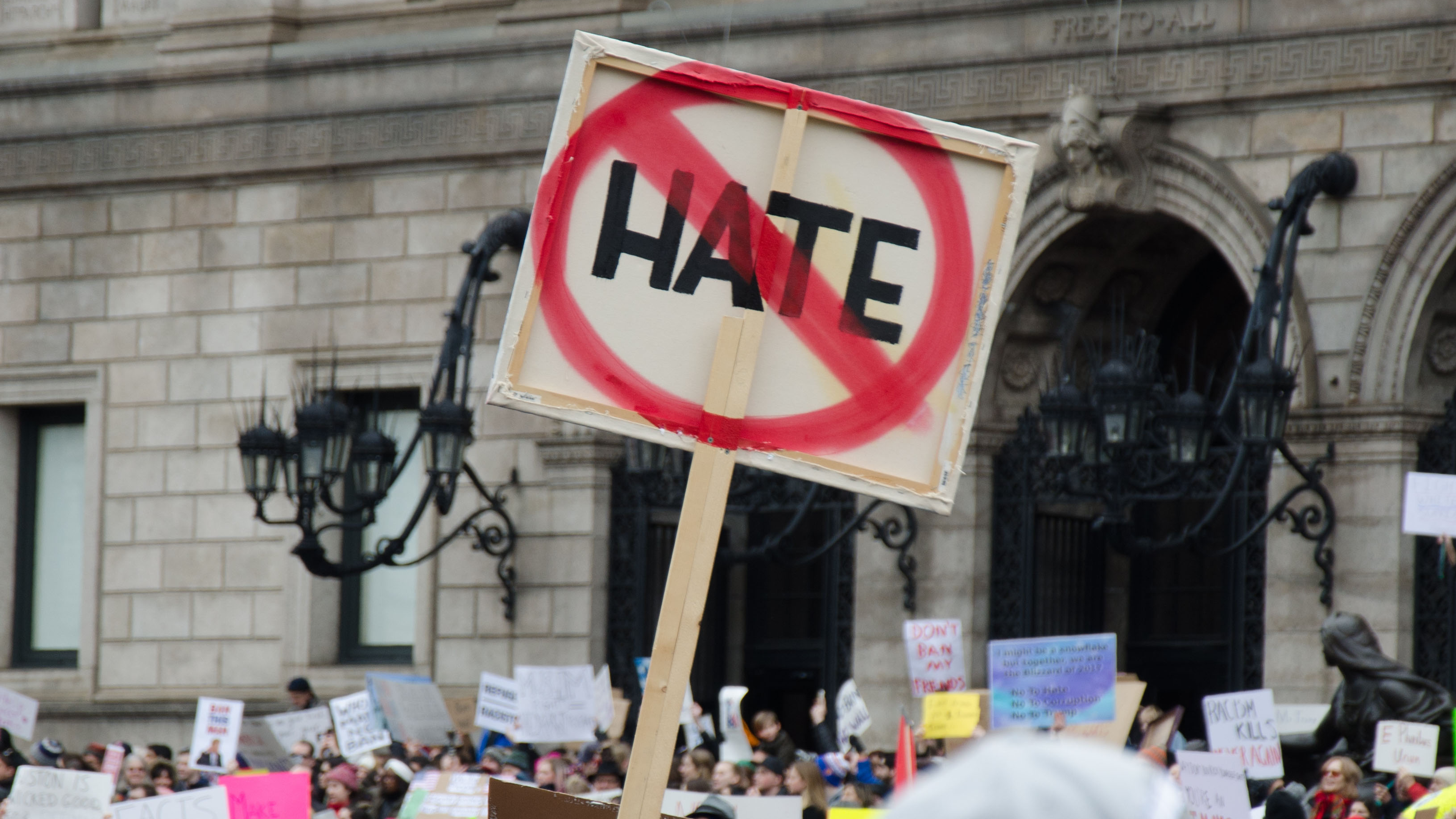 Des néo-nazis résurgents défilent contre le multiculturalisme dans la capitale suédoise