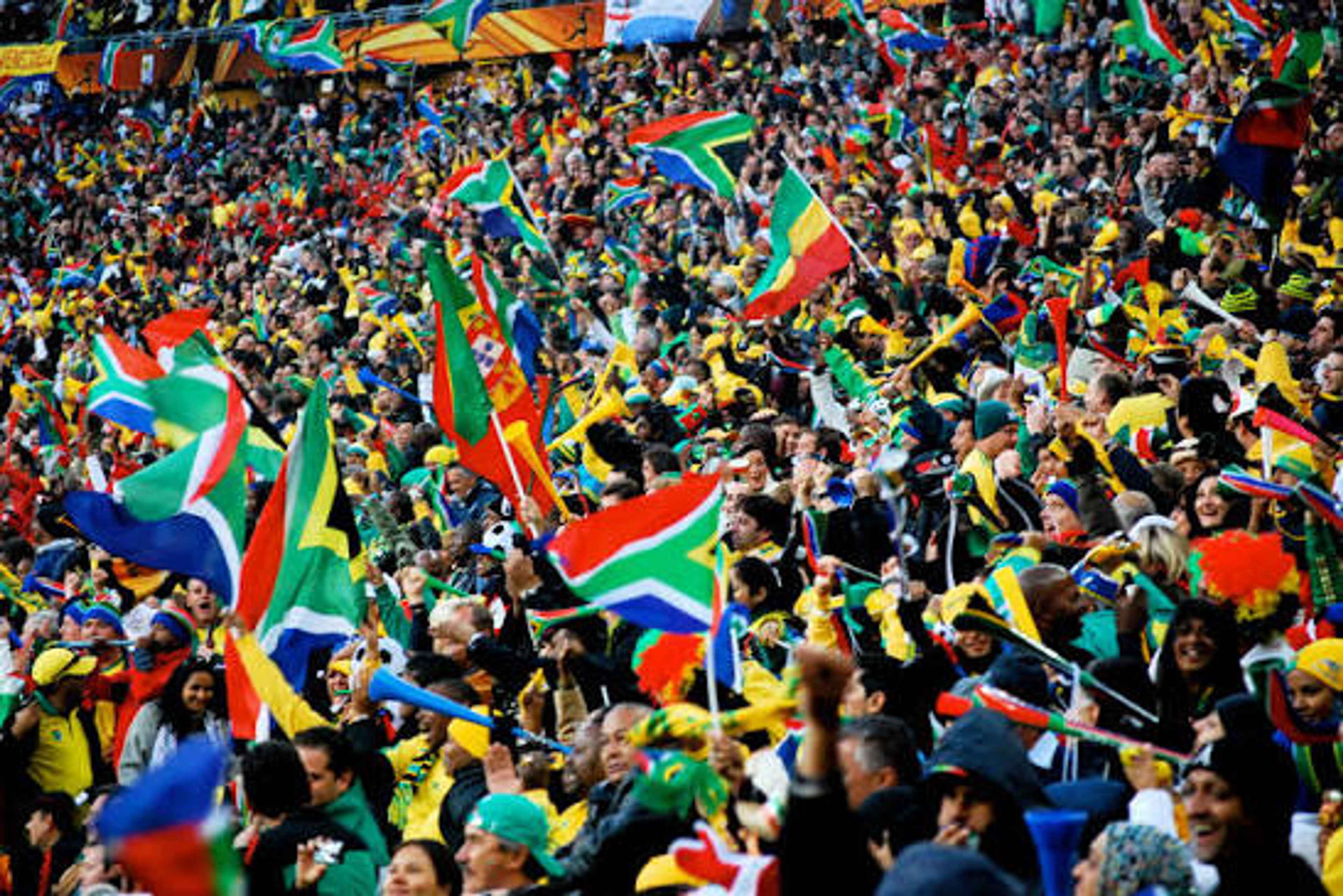 Foule de supporters de football brandissant des drapeaux lors de la Coupe du Monde de la FIFA.