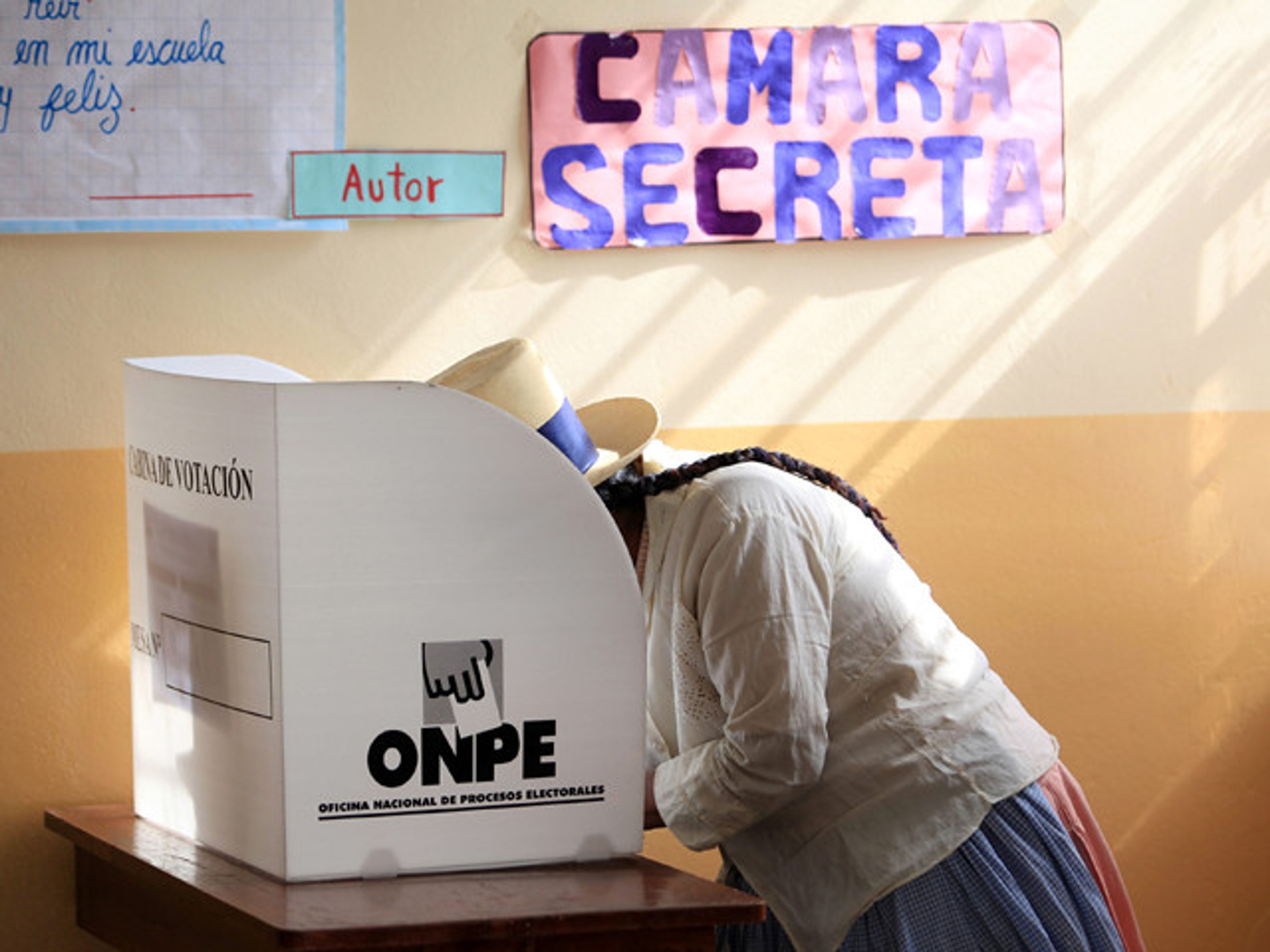 Femme autochtone péruvienne votant à un bureau de vote de l'ONPE.