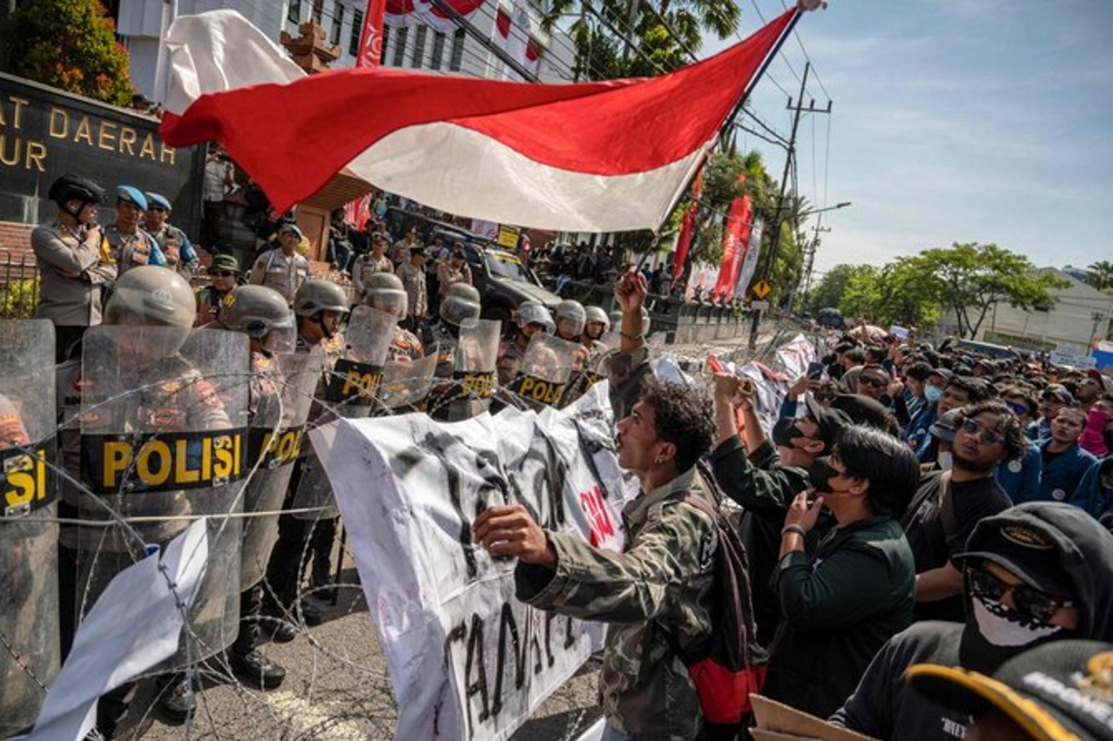 Los manifestantes contra la ley militar de Indonesia chocan.