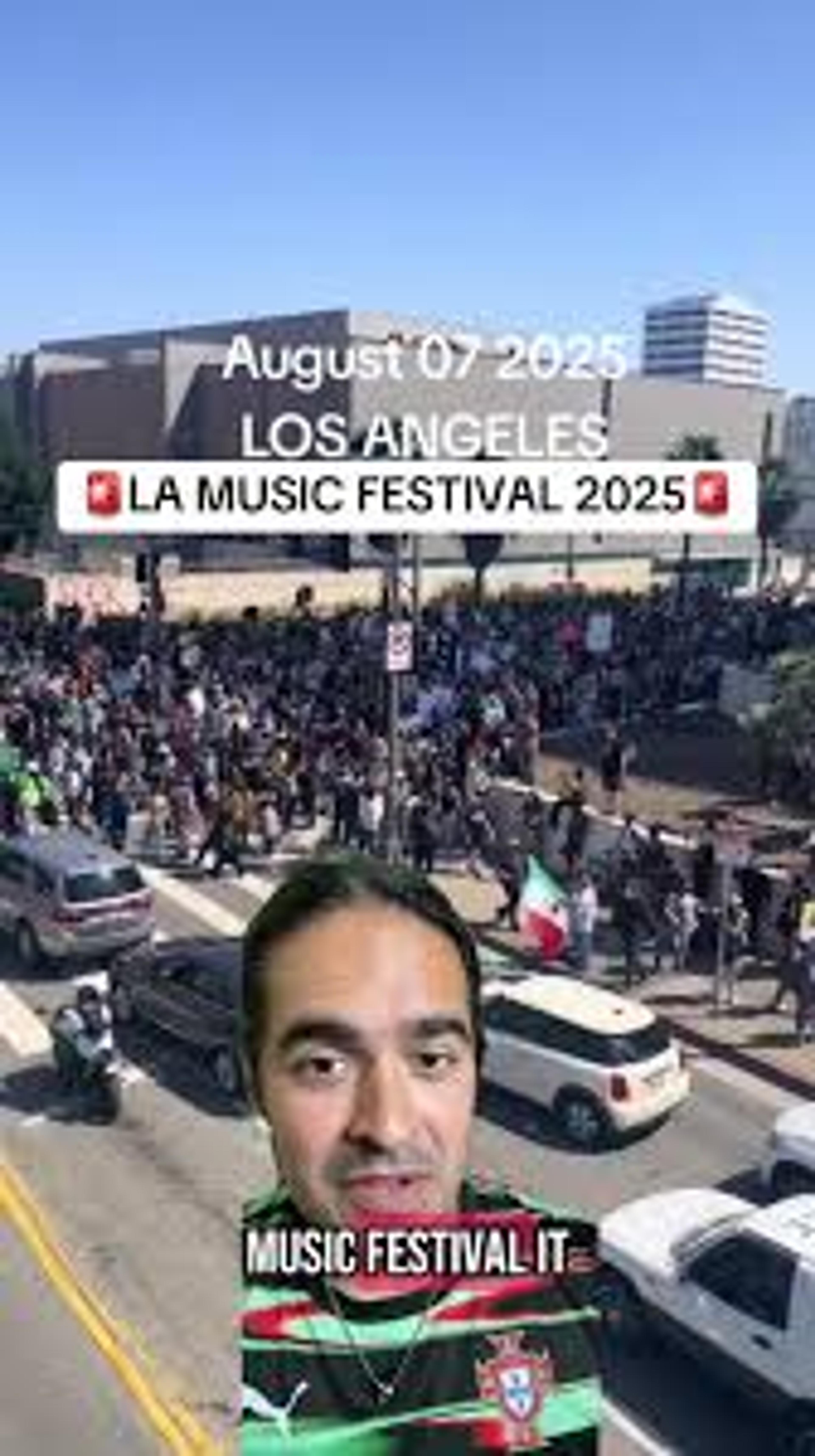 Foule à L.A. étiquetée « Festival de Musique 2025 », code pour protestation.