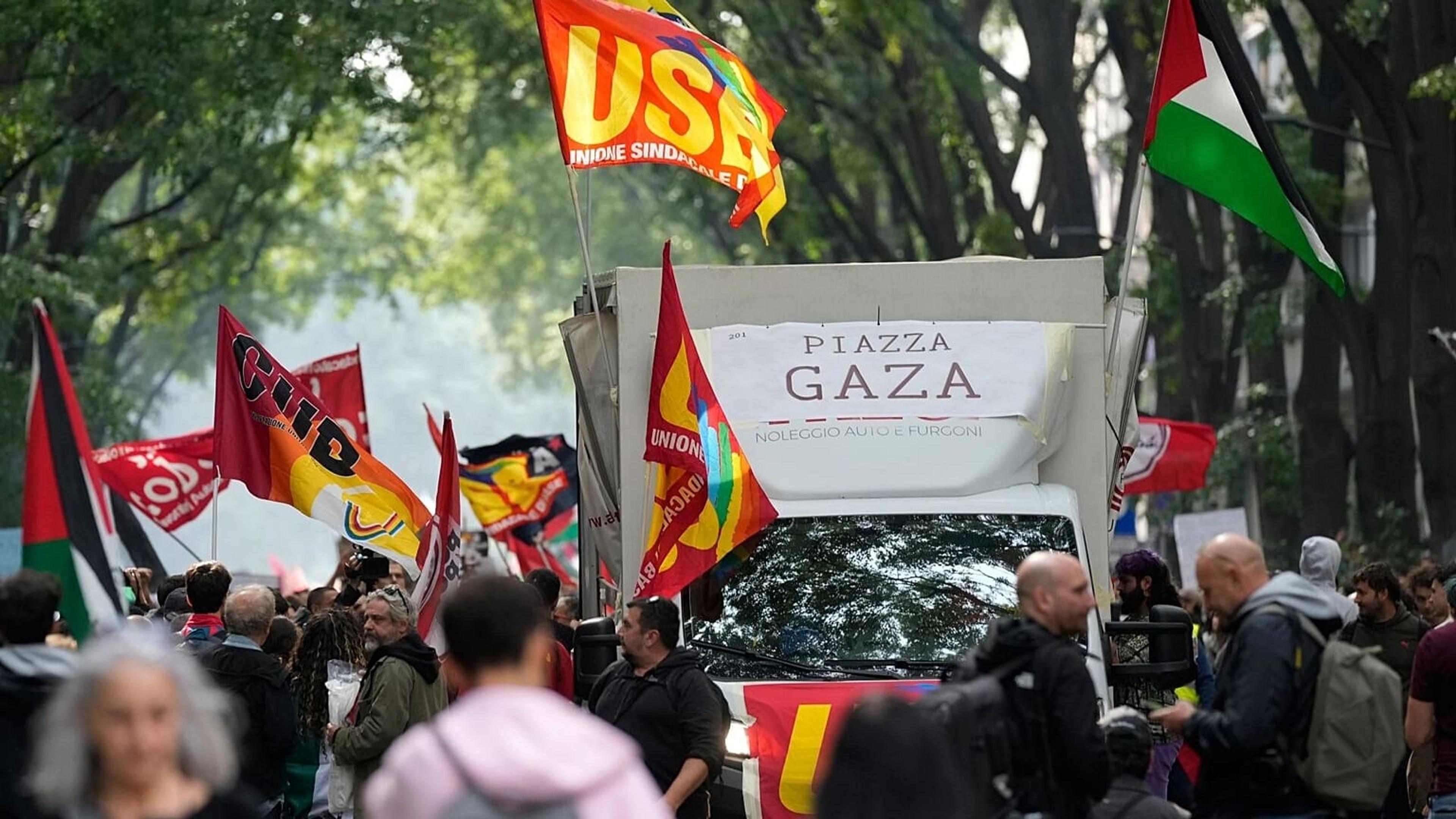 Des gens défilent avec des drapeaux en solidarité avec Gaza lors d'une manifestation humanitaire.