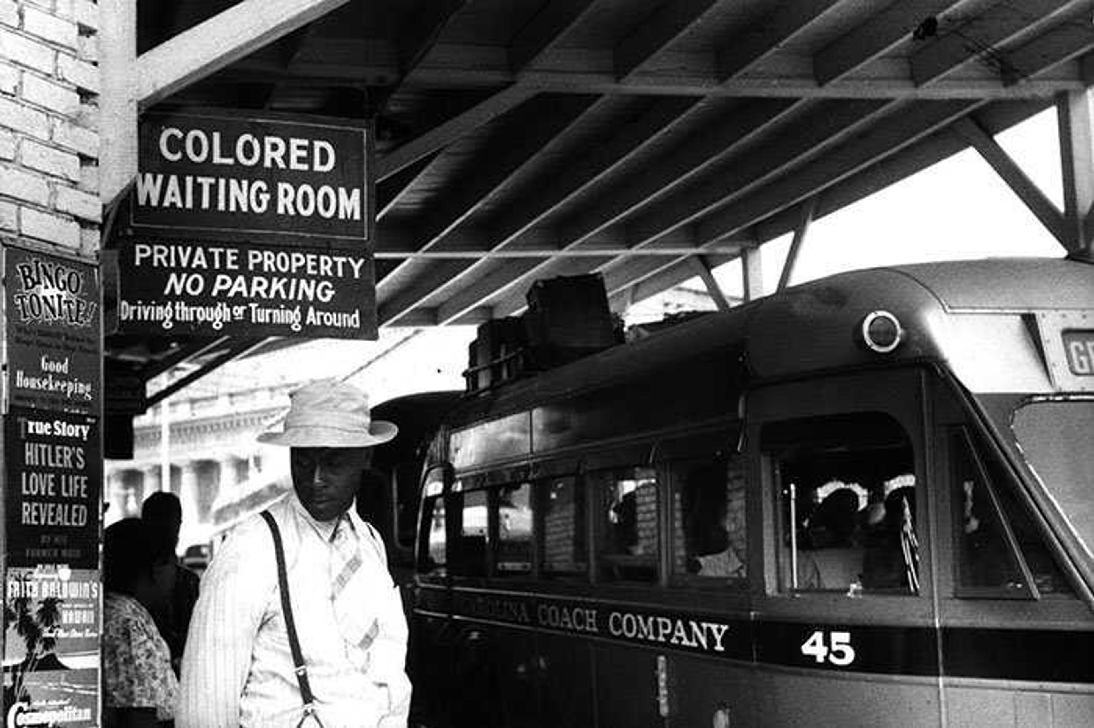Hombre en la estación de autobuses en la "Sala de Espera de Colores" segregada.