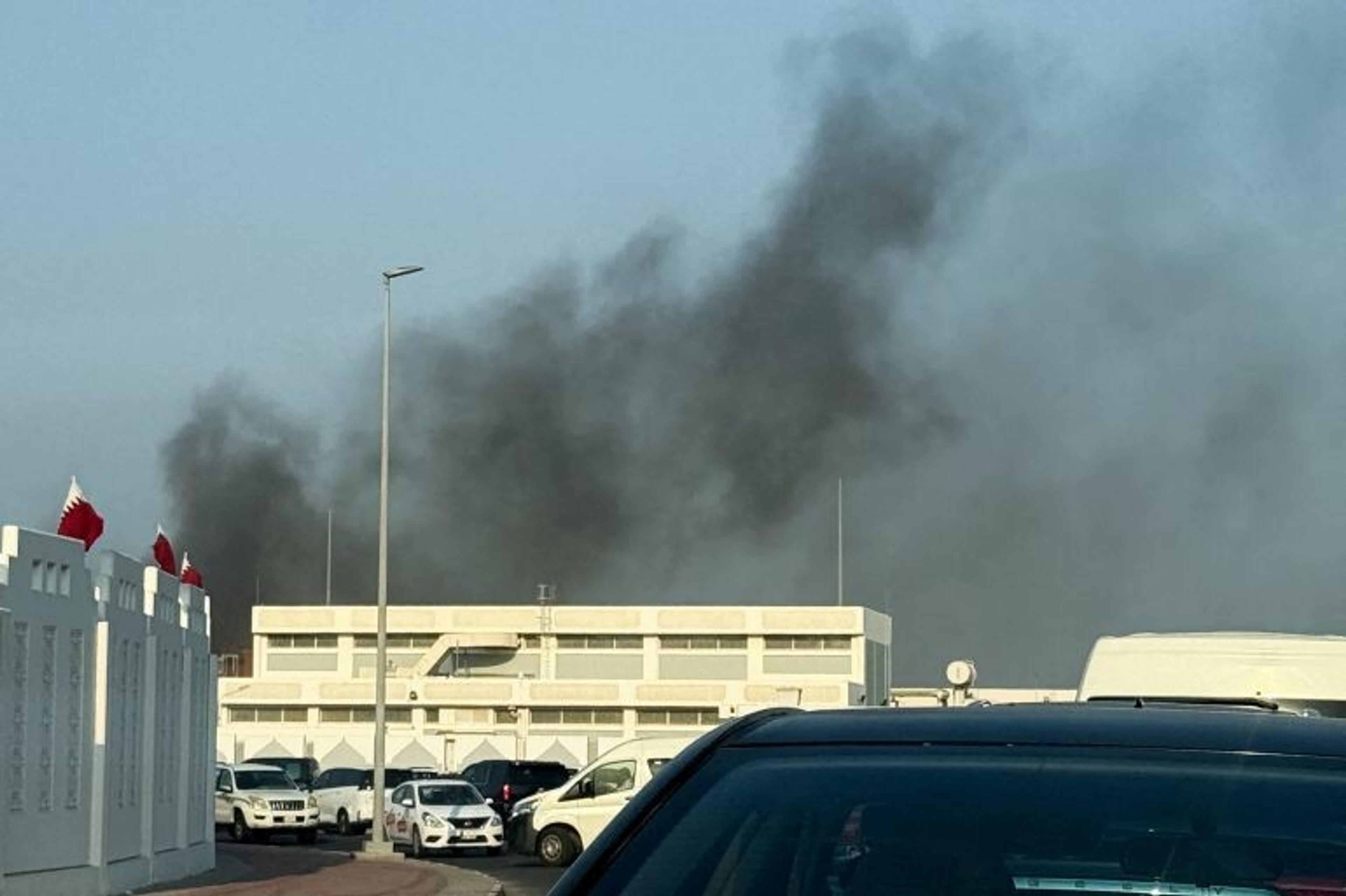 De la fumée s'élève après plusieurs explosions entendues à Doha, au Qatar.