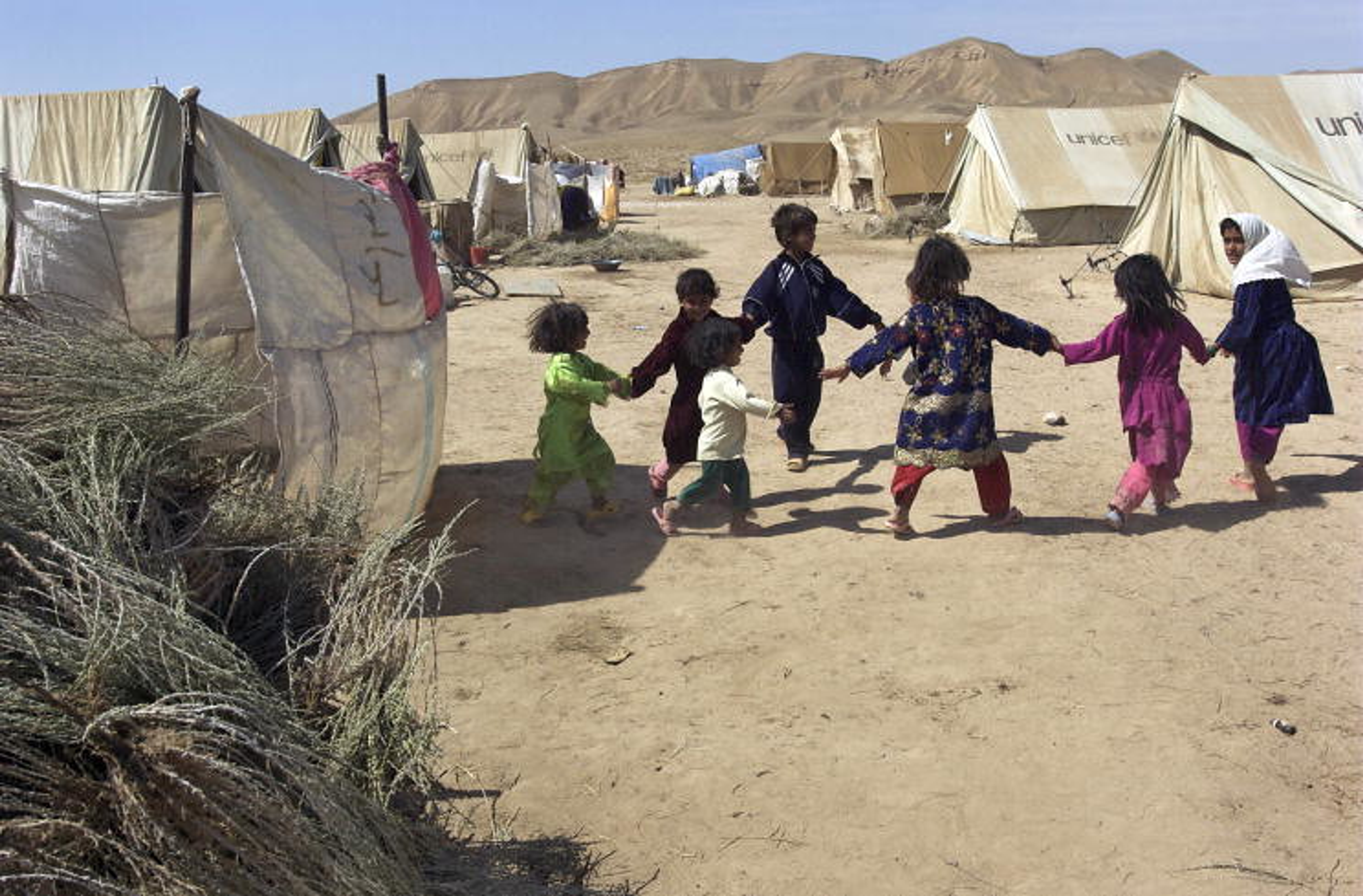 Des enfants jouent dans un camp de réfugiés.